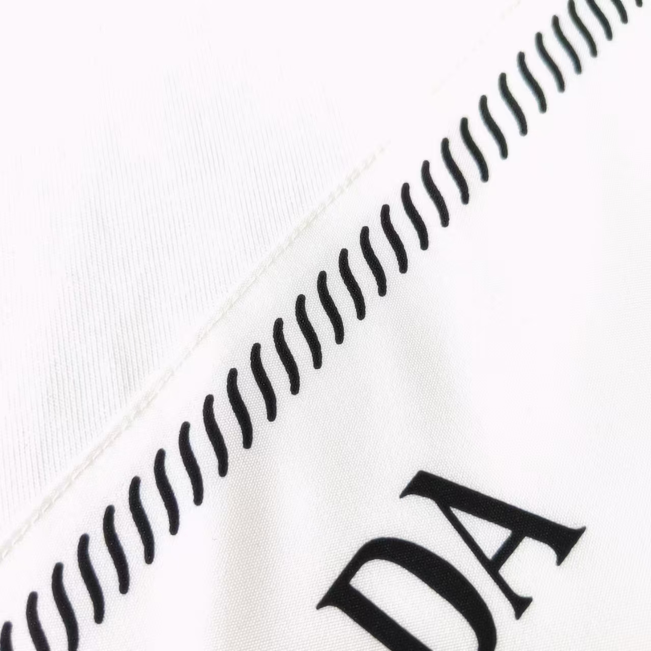 PRADA 普拉达 拼接字母印花金属三角标短袖
