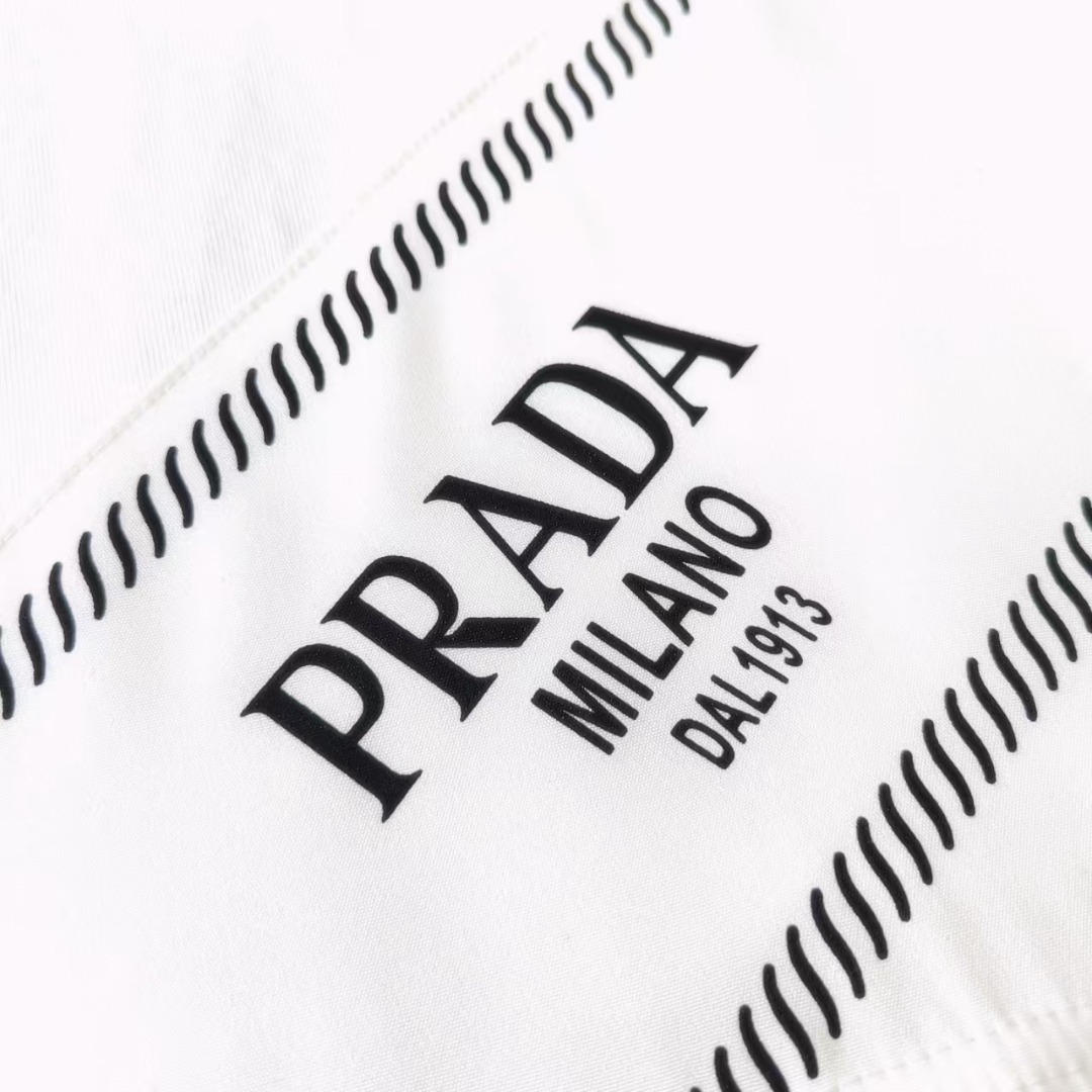 PRADA 普拉达 拼接字母印花金属三角标短袖