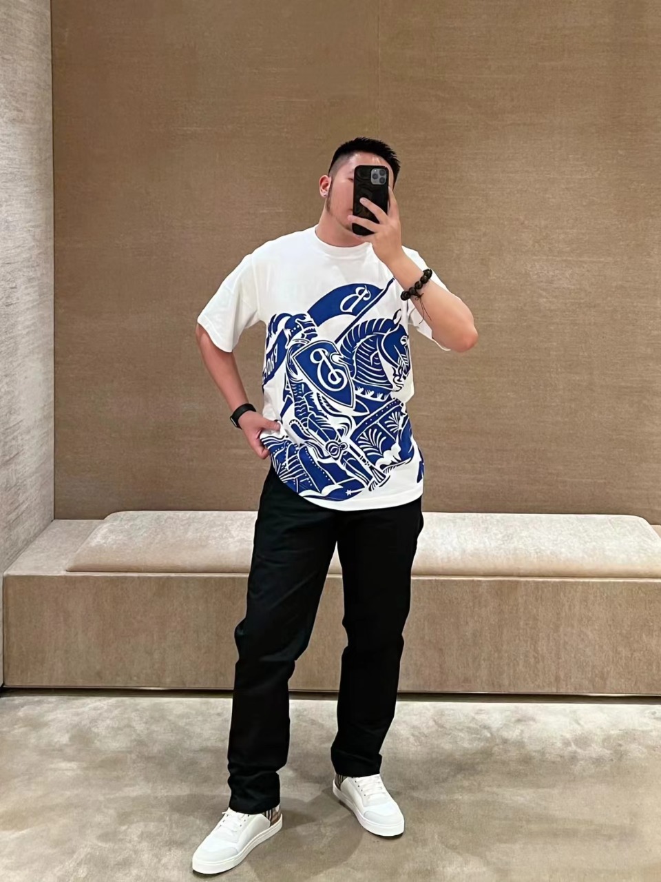 模特上身效果
BURBERRY 巴宝莉 经典战马大Logo印花短袖