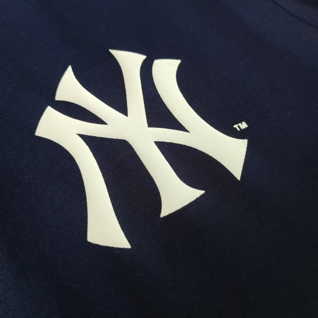 New Era × MLB联名 三色印花短袖T恤 黑色 白色 藏青色-Chinese UA Cheap High Quatity Brand Clothes Bags handbags Sneakers wholesale wholesaler seller from China Factory suppliers Fashion Clothing Shoes best Quality Beautiful Price New Era × MLB联名 三色印花短袖T恤 黑色 白色 藏青色