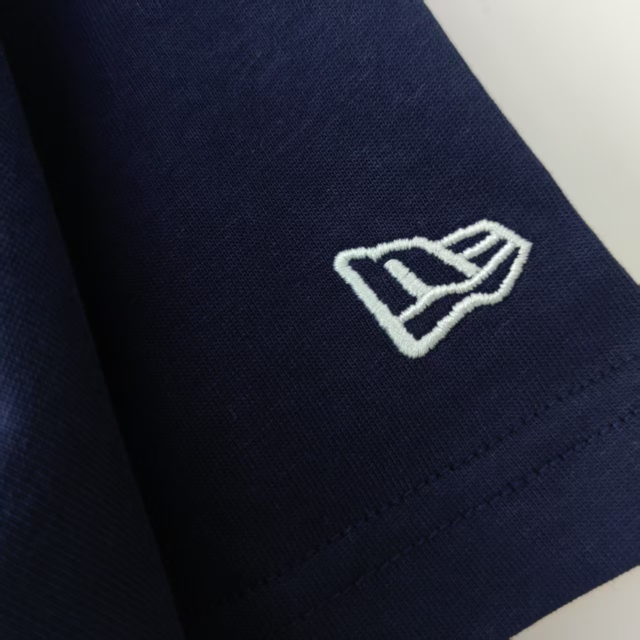 New Era × MLB联名 三色印花短袖T恤 黑色 白色 藏青色-Chinese UA Cheap High Quatity Brand Clothes Bags handbags Sneakers wholesale wholesaler seller from China Factory suppliers Fashion Clothing Shoes best Quality Beautiful Price New Era × MLB联名 三色印花短袖T恤 黑色 白色 藏青色