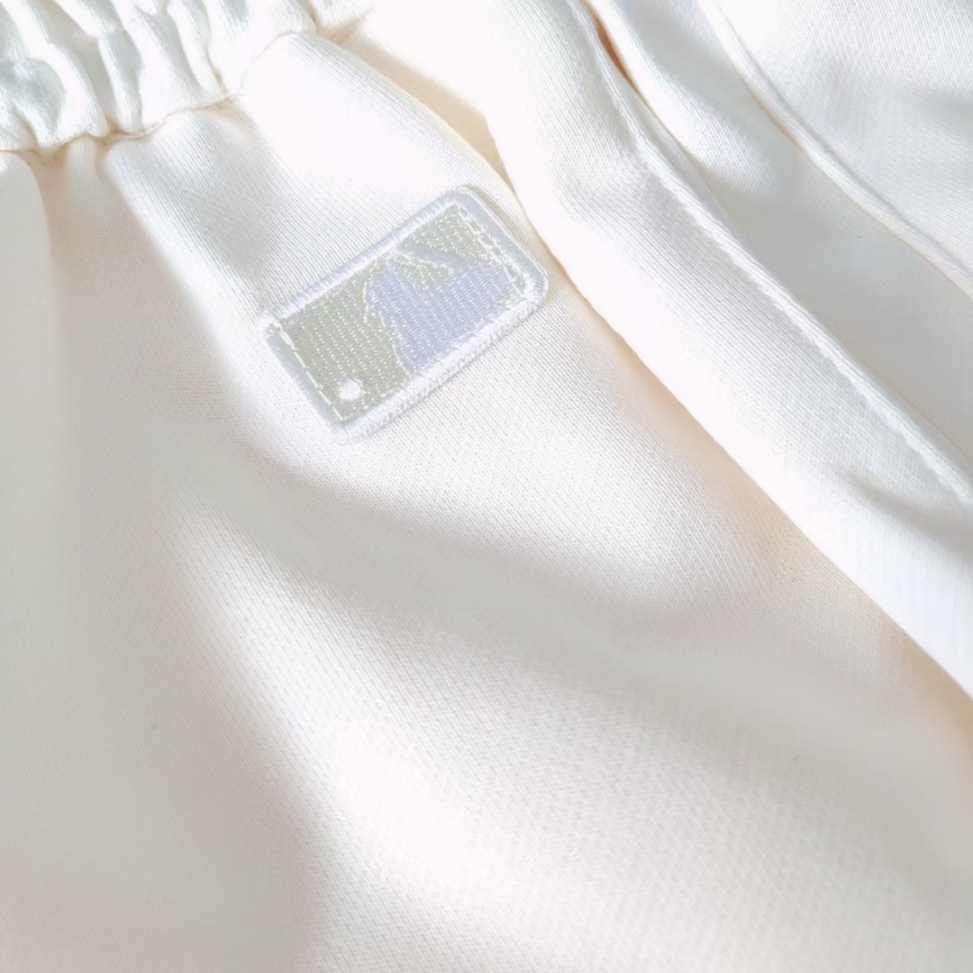 MLB 大logo字母印花短裤奶油色 黑色