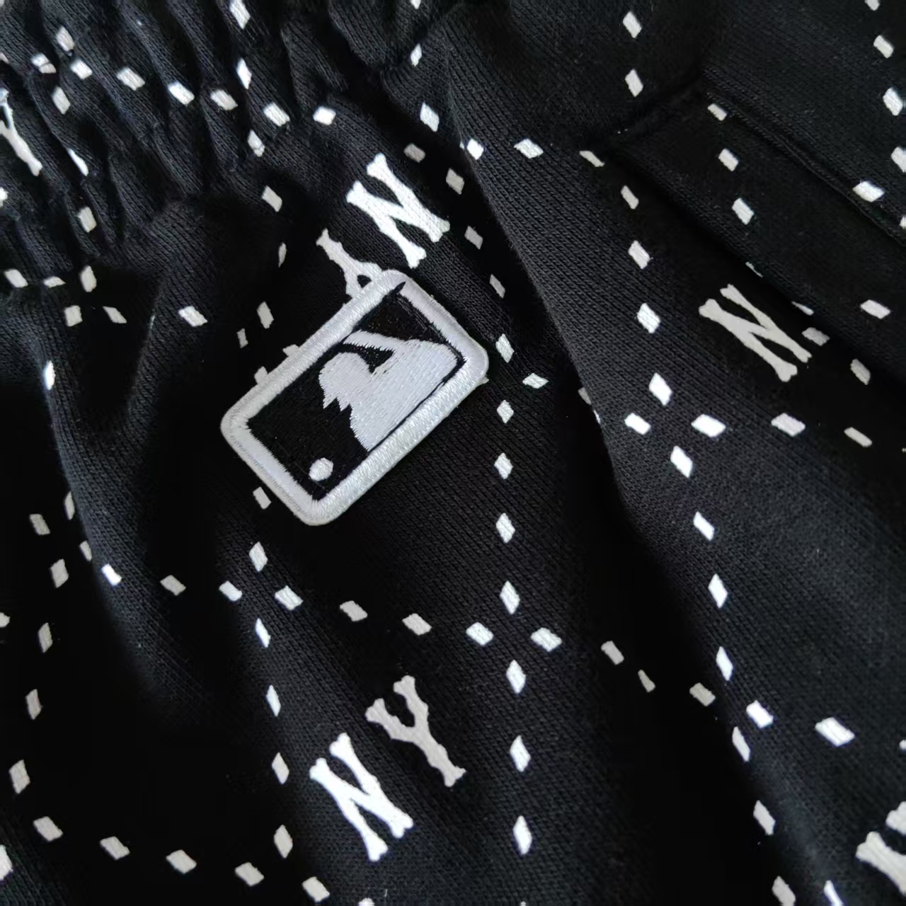 MLB/NY 老花重工满印短裤 满印360克纯棉刺绣短裤黑色 卡其-Chinese UA Cheap High Quatity Brand Clothes Bags handbags Sneakers wholesale wholesaler seller from China Factory suppliers Fashion Clothing Shoes best Quality Beautiful Price MLB/NY 老花重工满印短裤 满印360克纯棉刺绣短裤黑色 卡其