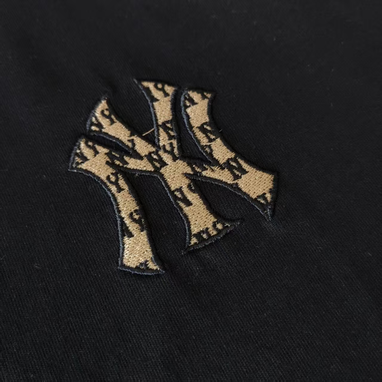 MLB 前贴布后刺绣logo字母T恤黑色 奶油色-Chinese UA Cheap High Quatity Brand Clothes Bags handbags Sneakers wholesale wholesaler seller from China Factory suppliers Fashion Clothing Shoes best Quality Beautiful Price MLB 前贴布后刺绣logo字母T恤黑色 奶油色