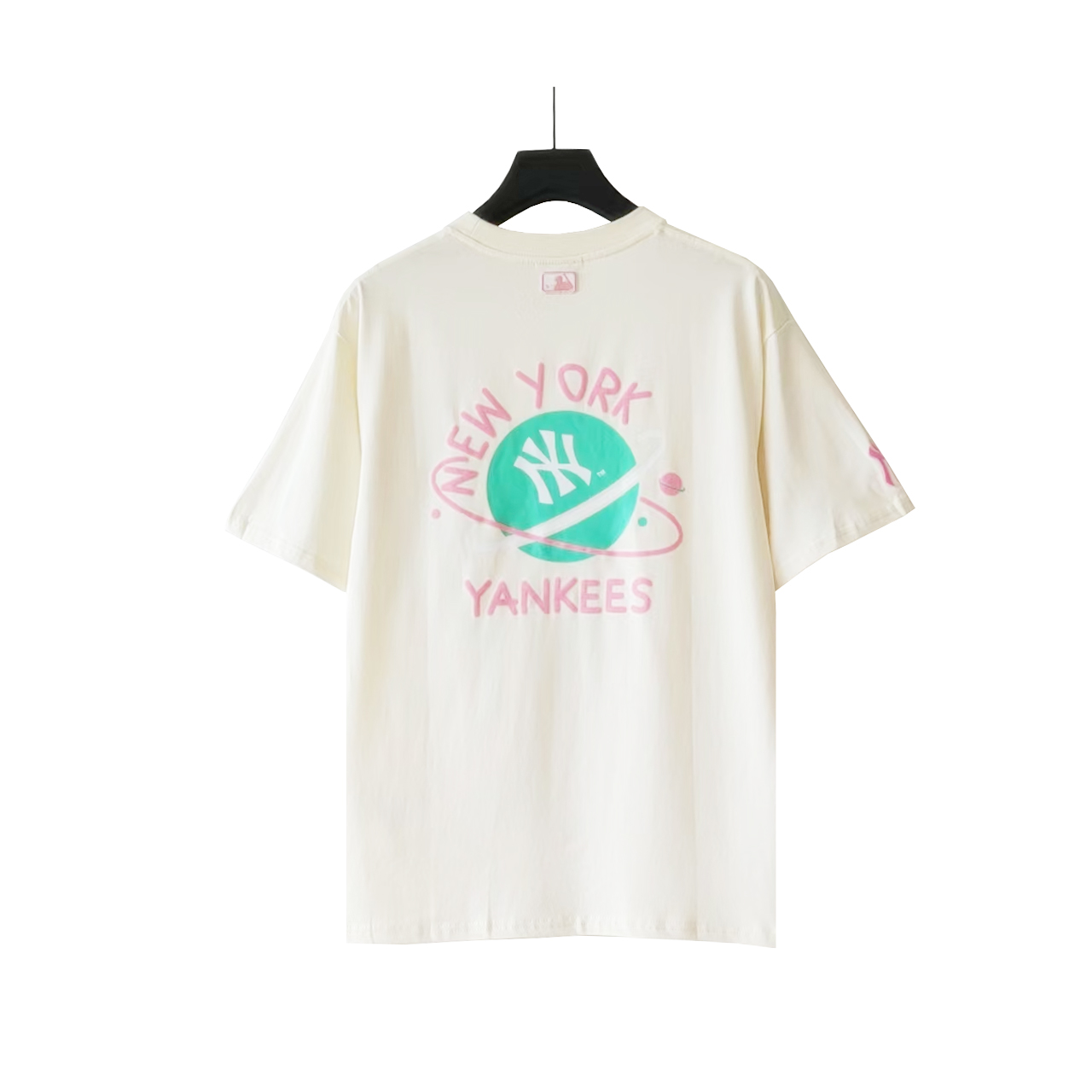 MLB 胸前精致小logo星球风短袖 融合星球元素 可爱又独特杏色 黑色 粉色 奶油色-Chinese UA Cheap High Quatity Brand Clothes Bags handbags Sneakers wholesale wholesaler seller from China Factory suppliers Fashion Clothing Shoes best Quality Beautiful Price MLB 胸前精致小logo星球风短袖 融合星球元素 可爱又独特杏色 黑色 粉色 奶油色