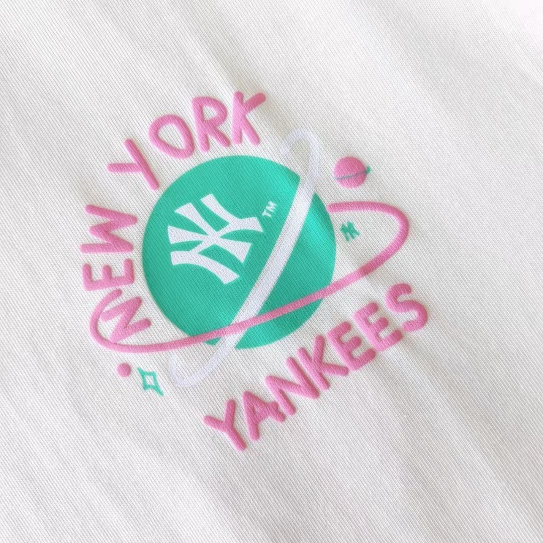 MLB 胸前精致小logo星球风短袖 融合星球元素 可爱又独特杏色 黑色 粉色 奶油色-Chinese UA Cheap High Quatity Brand Clothes Bags handbags Sneakers wholesale wholesaler seller from China Factory suppliers Fashion Clothing Shoes best Quality Beautiful Price MLB 胸前精致小logo星球风短袖 融合星球元素 可爱又独特杏色 黑色 粉色 奶油色