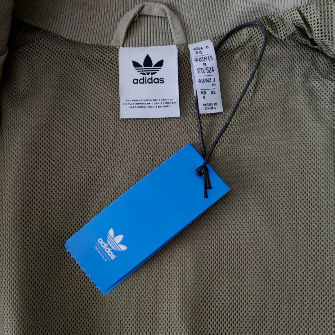 本地自取 💰240 实拍细节图+尺码表
Adidas 阿迪达斯 Sport Performance 三条纹拼色logo标识情侣夹克外套
制拼色logo 复刻原版
- 经典三条杠 百搭不挑人
- 全套定制辅料 细节完美
颜色:黑色 卡其色KQ079@
尺码:S-XL