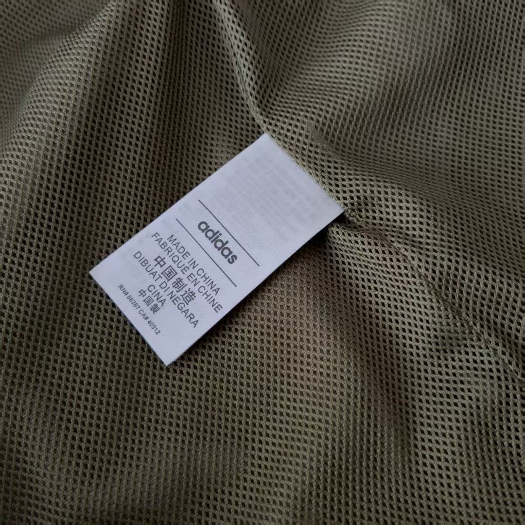 本地自取 💰240 实拍细节图+尺码表
Adidas 阿迪达斯 Sport Performance 三条纹拼色logo标识情侣夹克外套
制拼色logo 复刻原版
- 经典三条杠 百搭不挑人
- 全套定制辅料 细节完美
颜色:黑色 卡其色KQ079@
尺码:S-XL