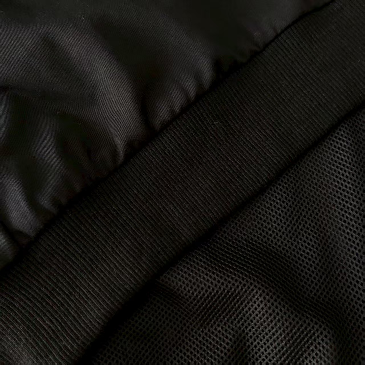 本地自取 💰240 实拍细节图+尺码表
Adidas 阿迪达斯 Sport Performance 三条纹拼色logo标识情侣夹克外套
制拼色logo 复刻原版
- 经典三条杠 百搭不挑人
- 全套定制辅料 细节完美
颜色:黑色 卡其色KQ079@
尺码:S-XL