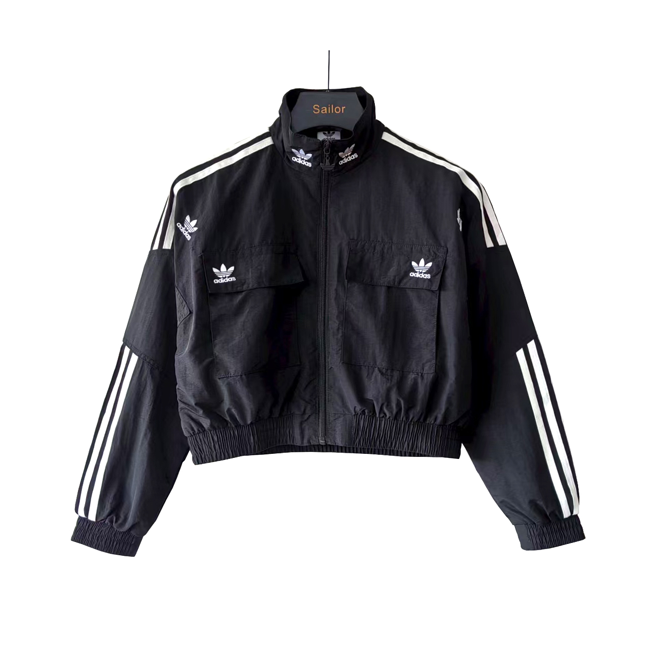 本地自取 💰210 实拍细节图+尺码表
Adidas/阿迪达斯刺绣 短款拉链开衫外套上衣夹克
材质塔丝绒材质 手感细腻 上身舒适 定制五金拉链头 原版阿迪达斯三叶草Logo 定制包装 立领设计 短款高腰 让你的辣妹气质更加有型 走在大街上 你就是行走的巴黎时装周 这个衣服最大的难点就是它的织带都是做成半成品后拉的 其复杂程度难于上青天 喜欢冲就完了 别给自己的青春留下遗憾
Color: 黑色FS001@
Size:S-XL
【面料】: 塔丝隆,绣标