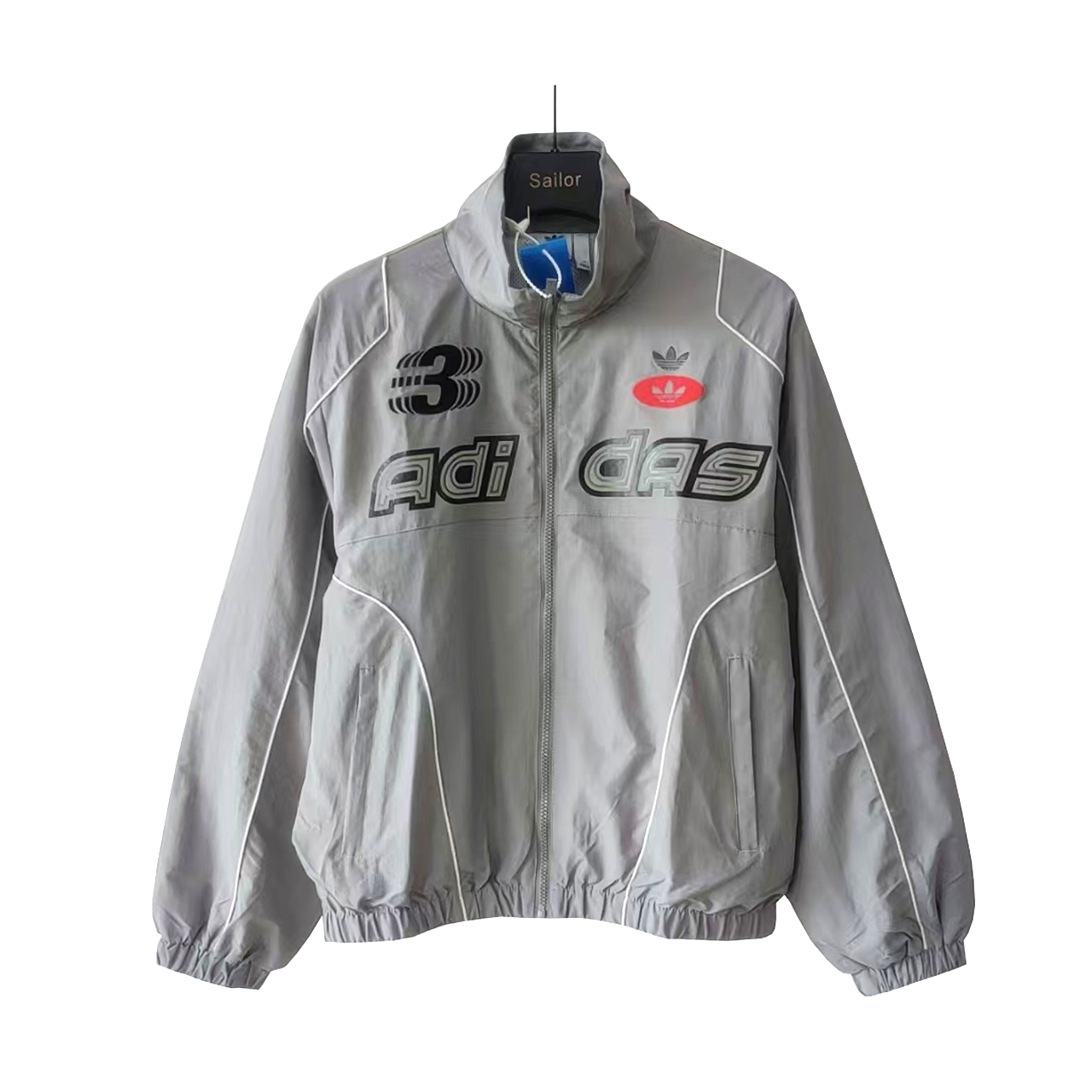 本地自取 💰200 实拍细节图+尺码表
Adidas/阿迪达斯 立领运动宽松长袖夹克
Flt check |春季美式复古穿搭
小红书、微博、得物 众多博主种草
三叶草机车风夹克外套
外套平纹梭织面料、轻质耐磨透气性好
前身和袖子装饰反光条、未来感满满
机车风格的印花图案复古帅气极具个性
官网原版购入!拆解原版打色定做!原版纯棉面料!换原度百分99以上!
▪️五金辅料
原版拆解 开模定做原版吊牌、吊粒、水洗、贴纸、还原所有原版细节!真正高品!
颜色:黑色 灰色FS002@