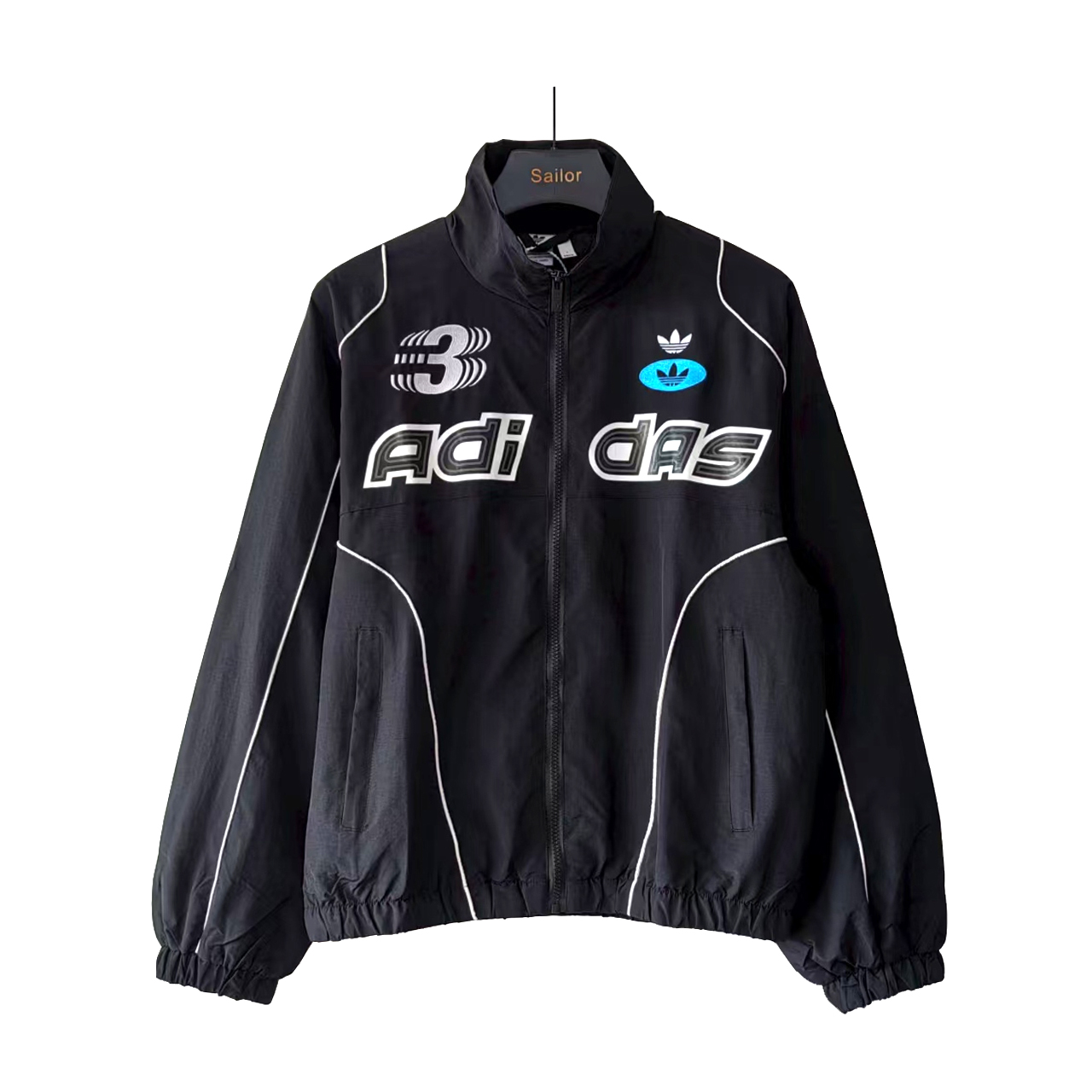 本地自取 💰200 实拍细节图+尺码表
Adidas/阿迪达斯 立领运动宽松长袖夹克
Flt check |春季美式复古穿搭
小红书、微博、得物 众多博主种草
三叶草机车风夹克外套
外套平纹梭织面料、轻质耐磨透气性好
前身和袖子装饰反光条、未来感满满
机车风格的印花图案复古帅气极具个性
官网原版购入!拆解原版打色定做!原版纯棉面料!换原度百分99以上!
▪️五金辅料
原版拆解 开模定做原版吊牌、吊粒、水洗、贴纸、还原所有原版细节!真正高品!
颜色:黑色 灰色FS002@