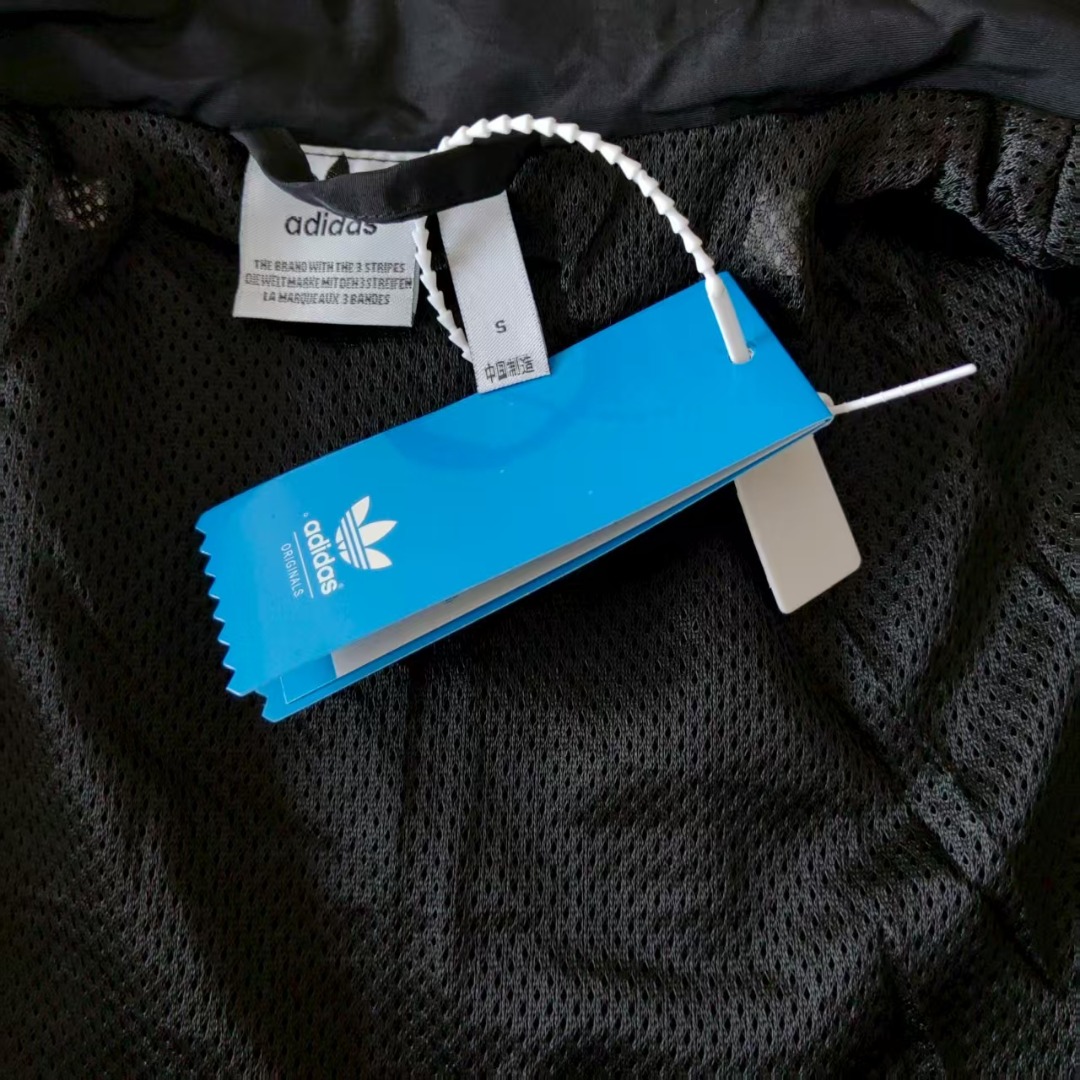 本地自取 💰200 实拍细节图+尺码表
Adidas/阿迪达斯 立领运动宽松长袖夹克
Flt check |春季美式复古穿搭
小红书、微博、得物 众多博主种草
三叶草机车风夹克外套
外套平纹梭织面料、轻质耐磨透气性好
前身和袖子装饰反光条、未来感满满
机车风格的印花图案复古帅气极具个性
官网原版购入!拆解原版打色定做!原版纯棉面料!换原度百分99以上!
▪️五金辅料
原版拆解 开模定做原版吊牌、吊粒、水洗、贴纸、还原所有原版细节!真正高品!
颜色:黑色 灰色FS002@