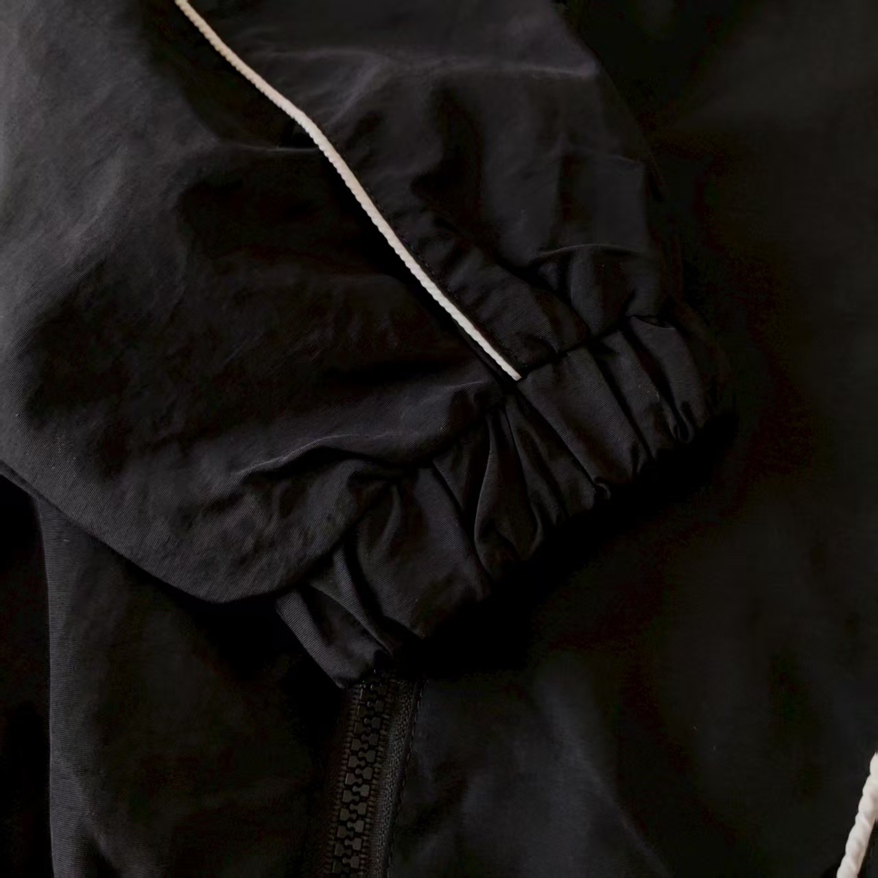 本地自取 💰200 实拍细节图+尺码表
Adidas/阿迪达斯 立领运动宽松长袖夹克
Flt check |春季美式复古穿搭
小红书、微博、得物 众多博主种草
三叶草机车风夹克外套
外套平纹梭织面料、轻质耐磨透气性好
前身和袖子装饰反光条、未来感满满
机车风格的印花图案复古帅气极具个性
官网原版购入!拆解原版打色定做!原版纯棉面料!换原度百分99以上!
▪️五金辅料
原版拆解 开模定做原版吊牌、吊粒、水洗、贴纸、还原所有原版细节!真正高品!
颜色:黑色 灰色FS002@