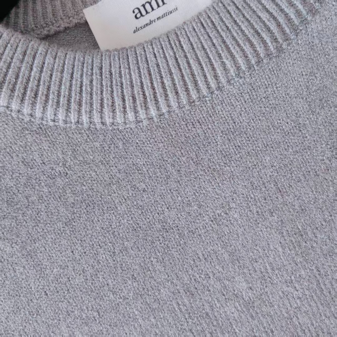 本地自取 💰190 实拍细节图 +尺码表
AMI/艾米 马卡龙色系爱心提花针织圆领长袖毛衣
洗水唛吊牌主麦均为最新版本和图不一样
面料:羊毛混纺
工艺:提花爱心圆领针织
颜色:天蓝 绿色 红色 黑色 藏青色 白色 深灰色 浅灰色 CR001@
码数:S M L XL