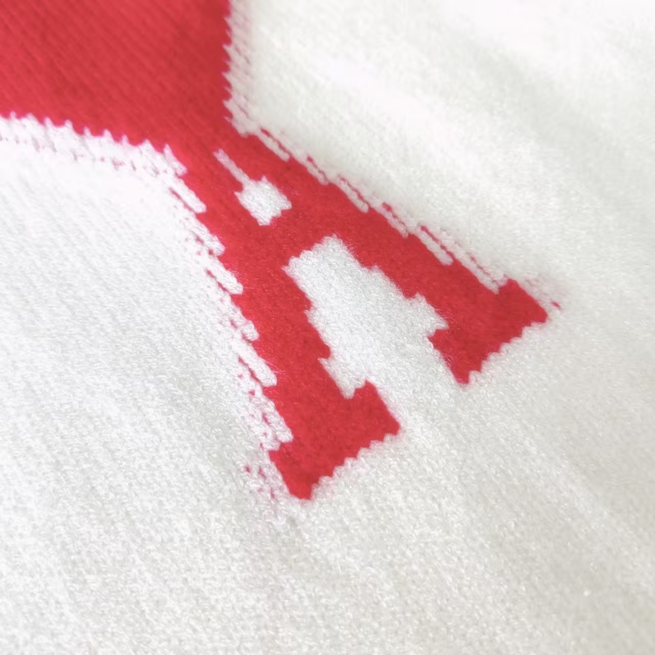 本地自取 💰190 实拍细节图 +尺码表
AMI/艾米 马卡龙色系爱心提花针织圆领长袖毛衣
洗水唛吊牌主麦均为最新版本和图不一样
面料:羊毛混纺
工艺:提花爱心圆领针织
颜色:天蓝 绿色 红色 黑色 藏青色 白色 深灰色 浅灰色 CR001@
码数:S M L XL