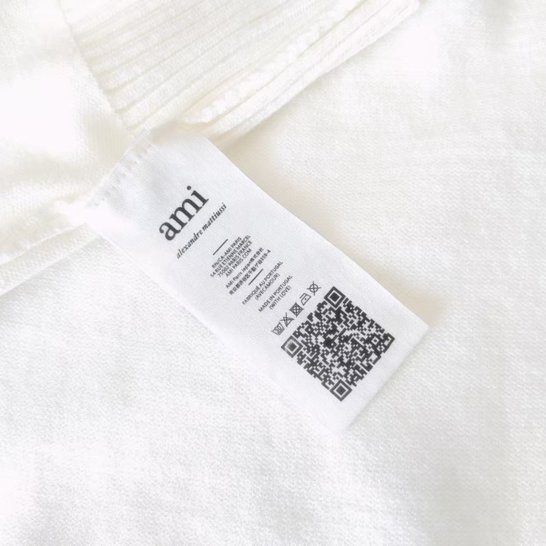 本地自取 💰190 实拍细节图 +尺码表
AMI/艾米 马卡龙色系爱心提花针织圆领长袖毛衣
洗水唛吊牌主麦均为最新版本和图不一样
面料:羊毛混纺
工艺:提花爱心圆领针织
颜色:天蓝 绿色 红色 黑色 藏青色 白色 深灰色 浅灰色 CR001@
码数:S M L XL