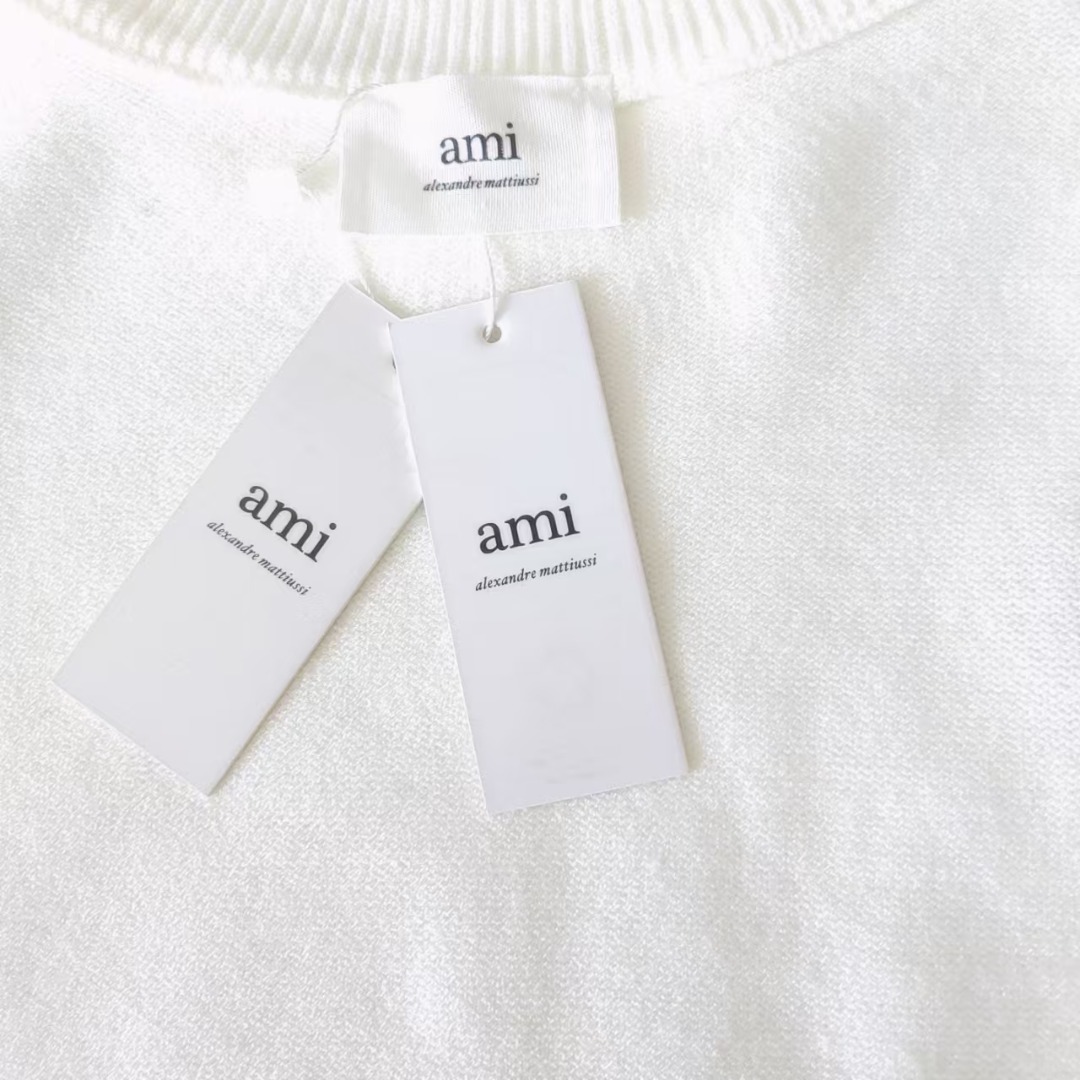 本地自取 💰190 实拍细节图 +尺码表
AMI/艾米 马卡龙色系爱心提花针织圆领长袖毛衣
洗水唛吊牌主麦均为最新版本和图不一样
面料:羊毛混纺
工艺:提花爱心圆领针织
颜色:天蓝 绿色 红色 黑色 藏青色 白色 深灰色 浅灰色 CR001@
码数:S M L XL