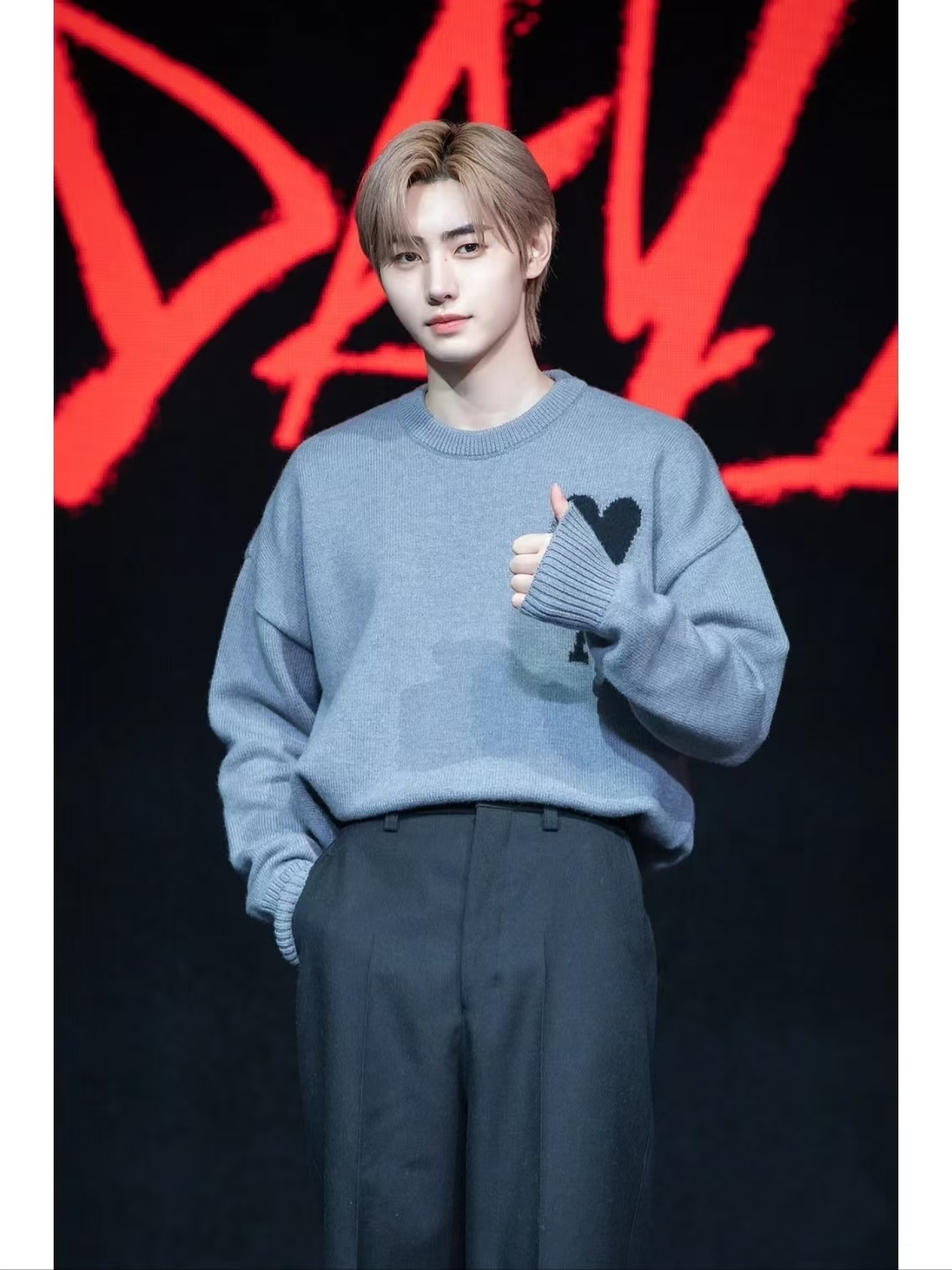 模特上身效果
AMI/艾米 马卡龙色系爱心提花针织圆领长袖毛衣