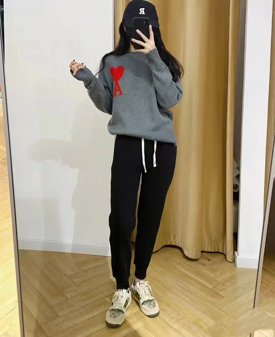 模特上身效果
AMI/艾米 马卡龙色系爱心提花针织圆领长袖毛衣