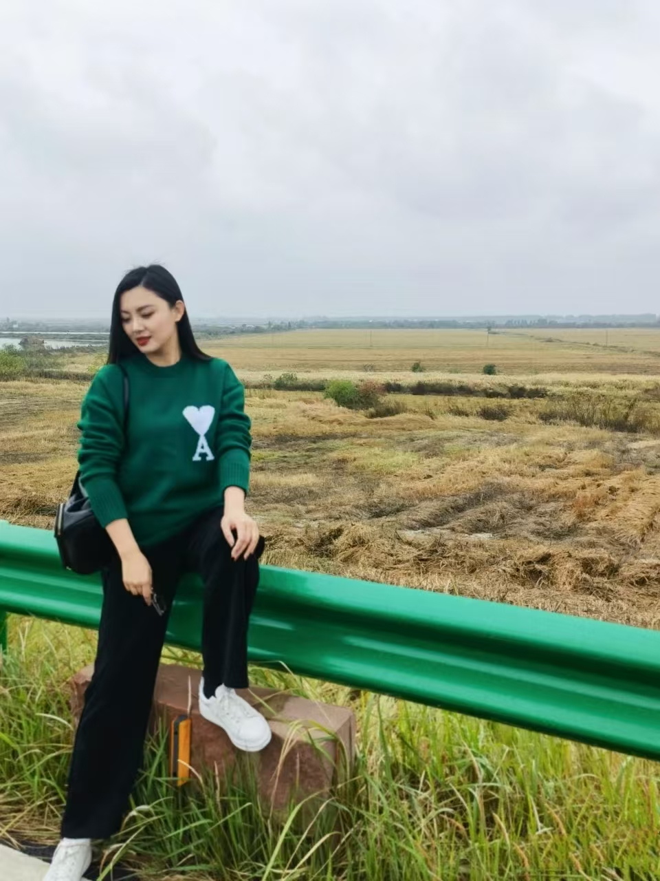 模特上身效果
AMI/艾米 马卡龙色系爱心提花针织圆领长袖毛衣