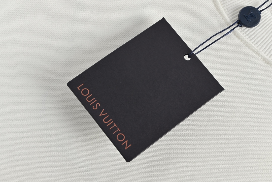 Louis Vuitton/路易威登 23Fw 皮标logo圆领卫衣-莆田鞋,莆田鞋货源,高仿鞋,高仿鞋货源,安福档口,莆田高仿鞋,莆田鞋批发,高仿鞋批发,莆田高仿运动鞋,高仿运动鞋,莆田运动鞋 Louis Vuitton/路易威登 23Fw 皮标logo圆领卫衣