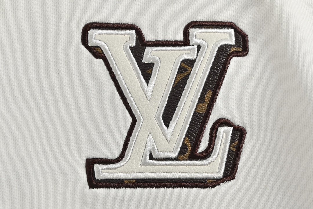 Louis Vuitton/路易威登 23Fw 皮标logo圆领卫衣-莆田鞋,莆田鞋货源,高仿鞋,高仿鞋货源,安福档口,莆田高仿鞋,莆田鞋批发,高仿鞋批发,莆田高仿运动鞋,高仿运动鞋,莆田运动鞋 Louis Vuitton/路易威登 23Fw 皮标logo圆领卫衣