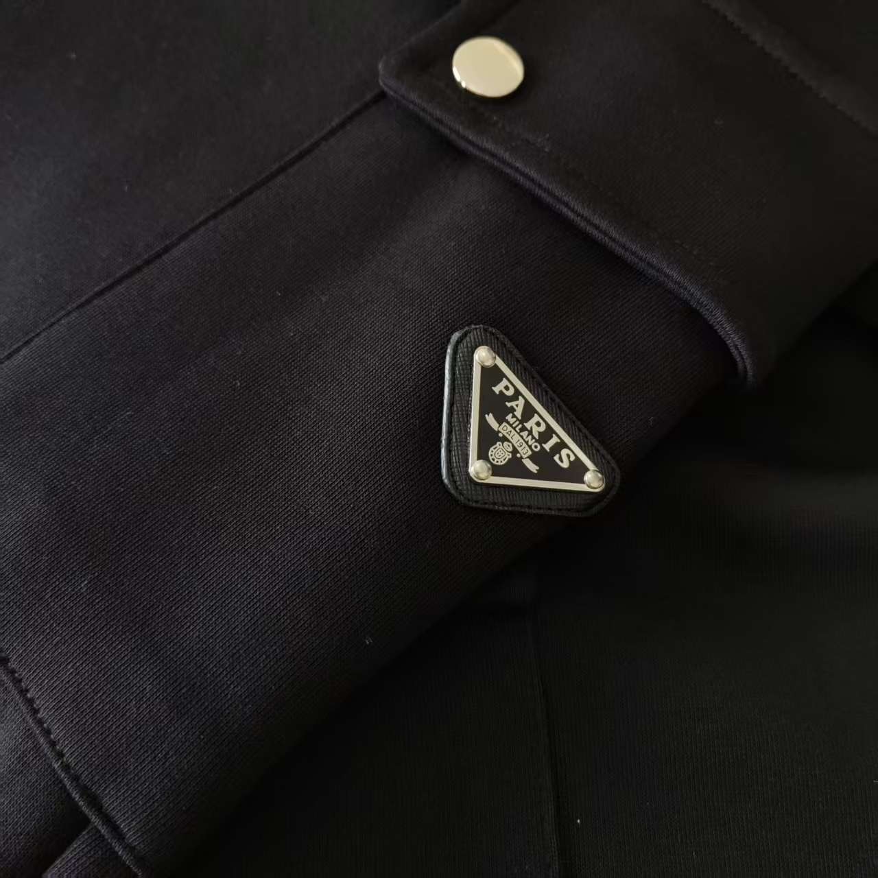 本地自取 P220 实拍细节图+尺码表
Prada普拉达 多纽扣口袋休闲长裤
定制三角皮章 采用高克重华棉面料 男女同款 休闲长裤
真心推荐每色备一条,无压力驾驭任何大型商务场合以及高端私人会所!强烈推荐入手!
颜色:黑/白KQ109@
尺码:XS-L