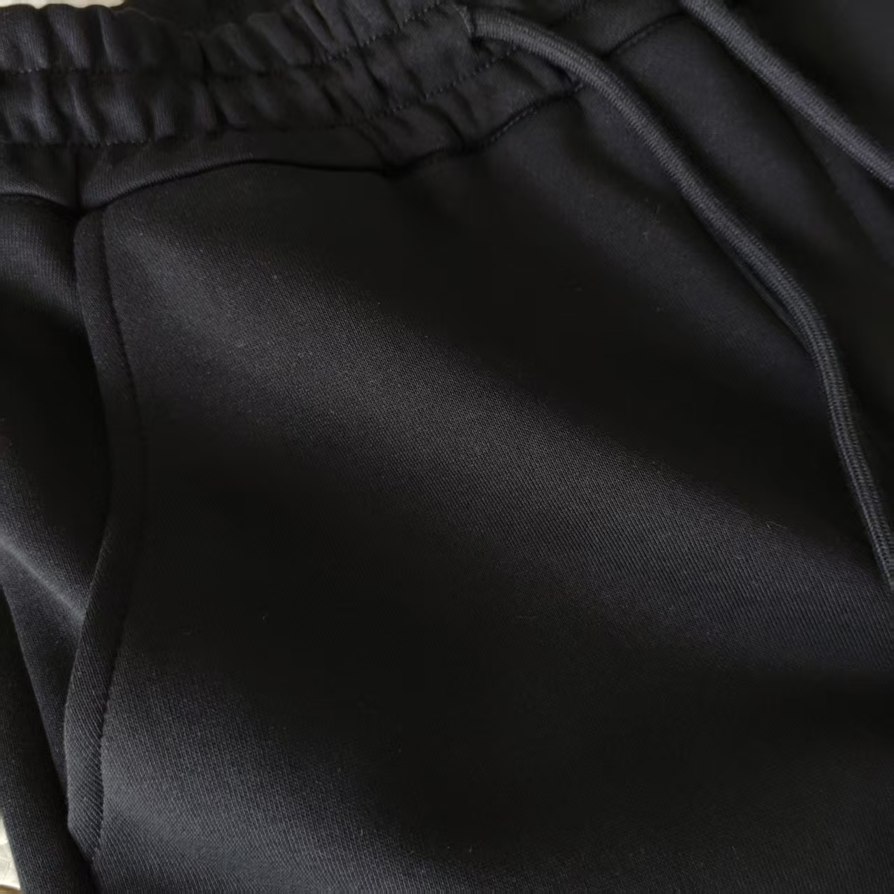 本地自取 P220 实拍细节图+尺码表
Prada普拉达 多纽扣口袋休闲长裤
定制三角皮章 采用高克重华棉面料 男女同款 休闲长裤
真心推荐每色备一条,无压力驾驭任何大型商务场合以及高端私人会所!强烈推荐入手!
颜色:黑/白KQ109@
尺码:XS-L