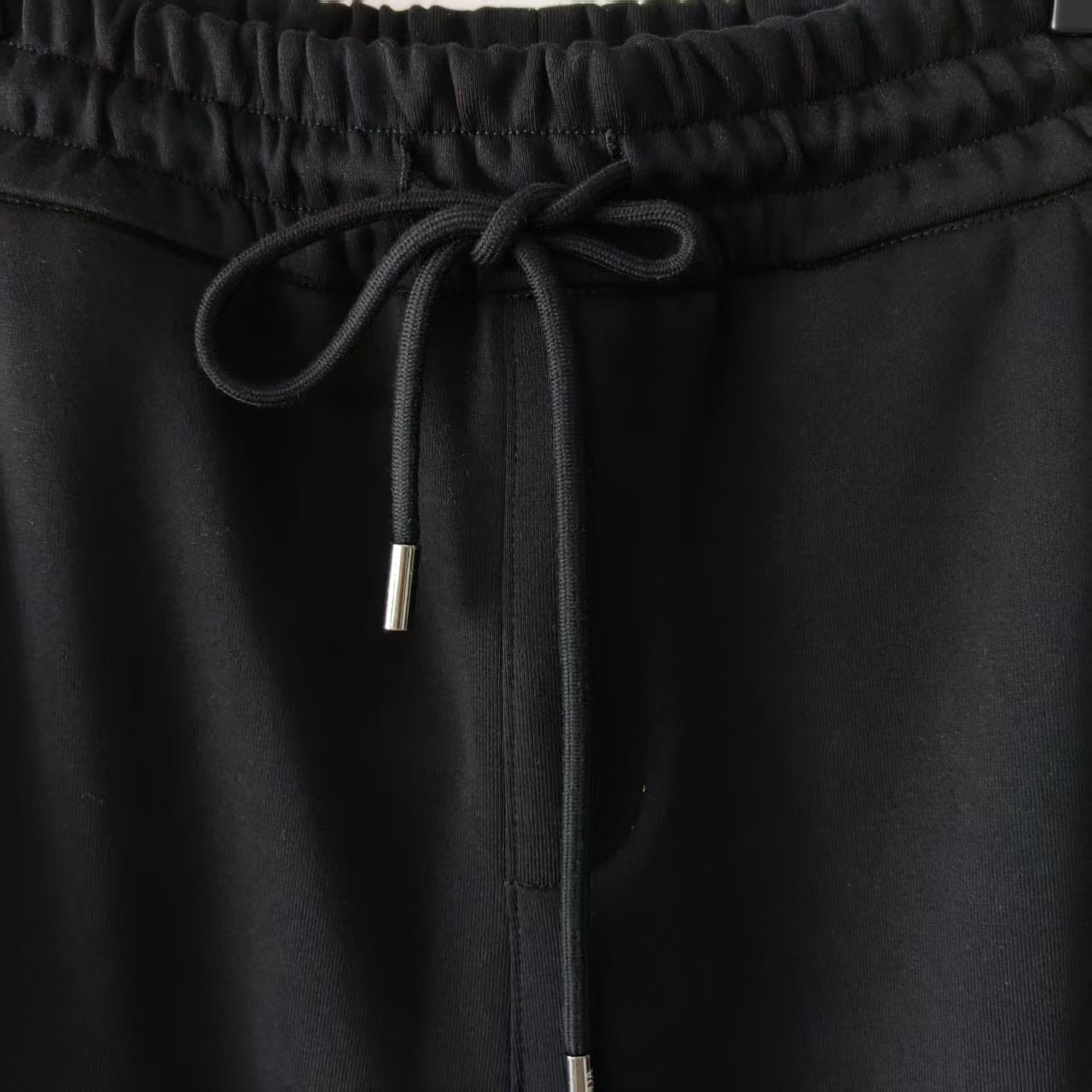 本地自取 P220 实拍细节图+尺码表
Prada普拉达 多纽扣口袋休闲长裤
定制三角皮章 采用高克重华棉面料 男女同款 休闲长裤
真心推荐每色备一条,无压力驾驭任何大型商务场合以及高端私人会所!强烈推荐入手!
颜色:黑/白KQ109@
尺码:XS-L