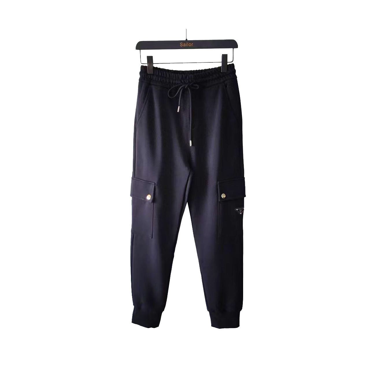 本地自取   P220   实拍细节图+尺码表
Prada普拉达 多纽扣口袋休闲长裤
 定制三角皮章 采用高克重华棉面料 男女同款 休闲长裤
真心推荐每色备一条，无压力驾驭任何大型商务场合以及高端私人会所！强烈推荐入手！
颜色：黑/白KQ109@
尺码：XS-L