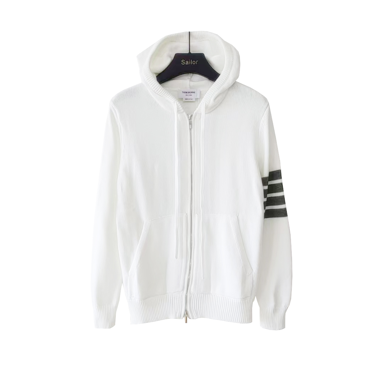 本地自取 P260 实拍细节图+尺码表
THOM BROWNE 汤姆布朗 .TB四条杠后背帆船图案拉链毛衣
(TB帆船图案拉链开衫四条杠羊毛混纺毛衣)
料子采用羊毛混纺
拉链采用TB字母拉链头对版
柔软舒适 生产采用日本进口自动针织机织造 针路紧密 袖子四条杠针织而成 扣子采用天然贝壳口 版型可修身可宽松 舒适透气 男女同款
三标齐 包装吊牌齐全 可加全套礼盒包装
颜色:藏青色/灰色/白色/卡其/黑色 TB18@
尺码:1/2/3/4