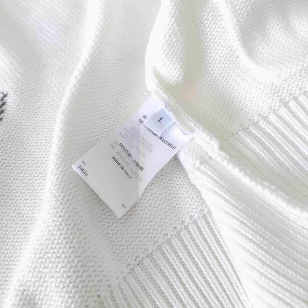 本地自取 P260 实拍细节图+尺码表
THOM BROWNE 汤姆布朗 .TB四条杠后背帆船图案拉链毛衣
(TB帆船图案拉链开衫四条杠羊毛混纺毛衣)
料子采用羊毛混纺
拉链采用TB字母拉链头对版
柔软舒适 生产采用日本进口自动针织机织造 针路紧密 袖子四条杠针织而成 扣子采用天然贝壳口 版型可修身可宽松 舒适透气 男女同款
三标齐 包装吊牌齐全 可加全套礼盒包装
颜色:藏青色/灰色/白色/卡其/黑色 TB18@
尺码:1/2/3/4