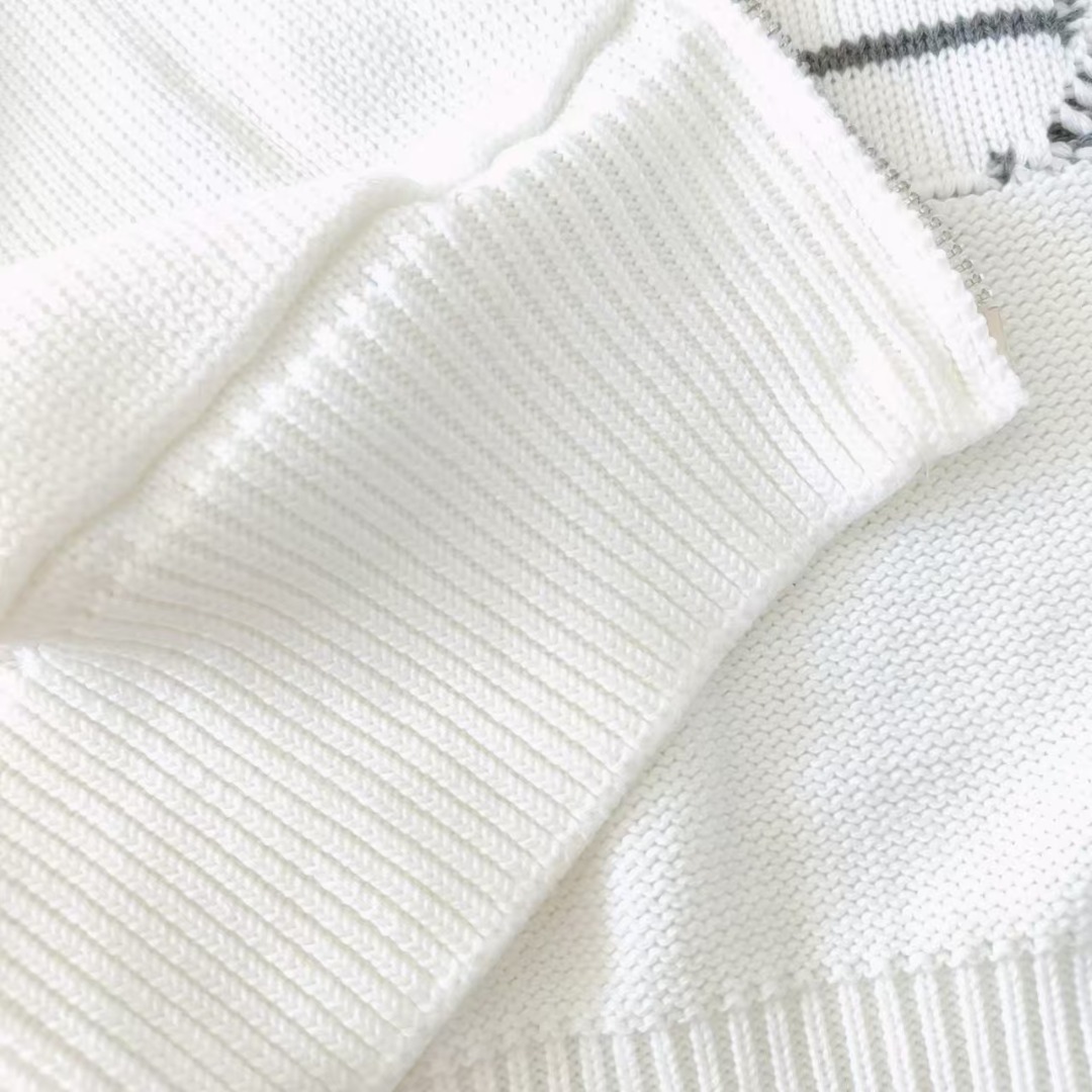 本地自取 P260 实拍细节图+尺码表
THOM BROWNE 汤姆布朗 .TB四条杠后背帆船图案拉链毛衣
(TB帆船图案拉链开衫四条杠羊毛混纺毛衣)
料子采用羊毛混纺
拉链采用TB字母拉链头对版
柔软舒适 生产采用日本进口自动针织机织造 针路紧密 袖子四条杠针织而成 扣子采用天然贝壳口 版型可修身可宽松 舒适透气 男女同款
三标齐 包装吊牌齐全 可加全套礼盒包装
颜色:藏青色/灰色/白色/卡其/黑色 TB18@
尺码:1/2/3/4