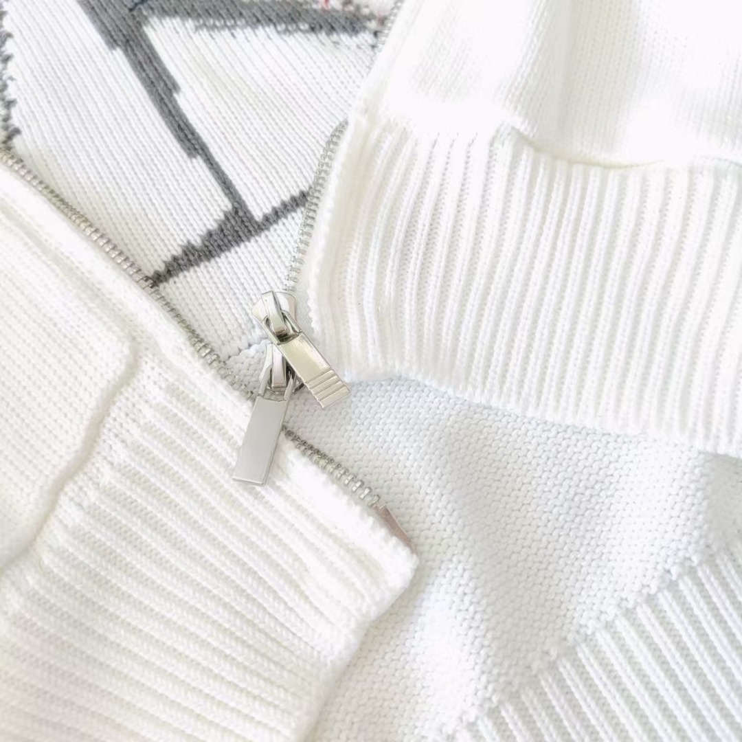 本地自取 P260 实拍细节图+尺码表
THOM BROWNE 汤姆布朗 .TB四条杠后背帆船图案拉链毛衣
(TB帆船图案拉链开衫四条杠羊毛混纺毛衣)
料子采用羊毛混纺
拉链采用TB字母拉链头对版
柔软舒适 生产采用日本进口自动针织机织造 针路紧密 袖子四条杠针织而成 扣子采用天然贝壳口 版型可修身可宽松 舒适透气 男女同款
三标齐 包装吊牌齐全 可加全套礼盒包装
颜色:藏青色/灰色/白色/卡其/黑色 TB18@
尺码:1/2/3/4