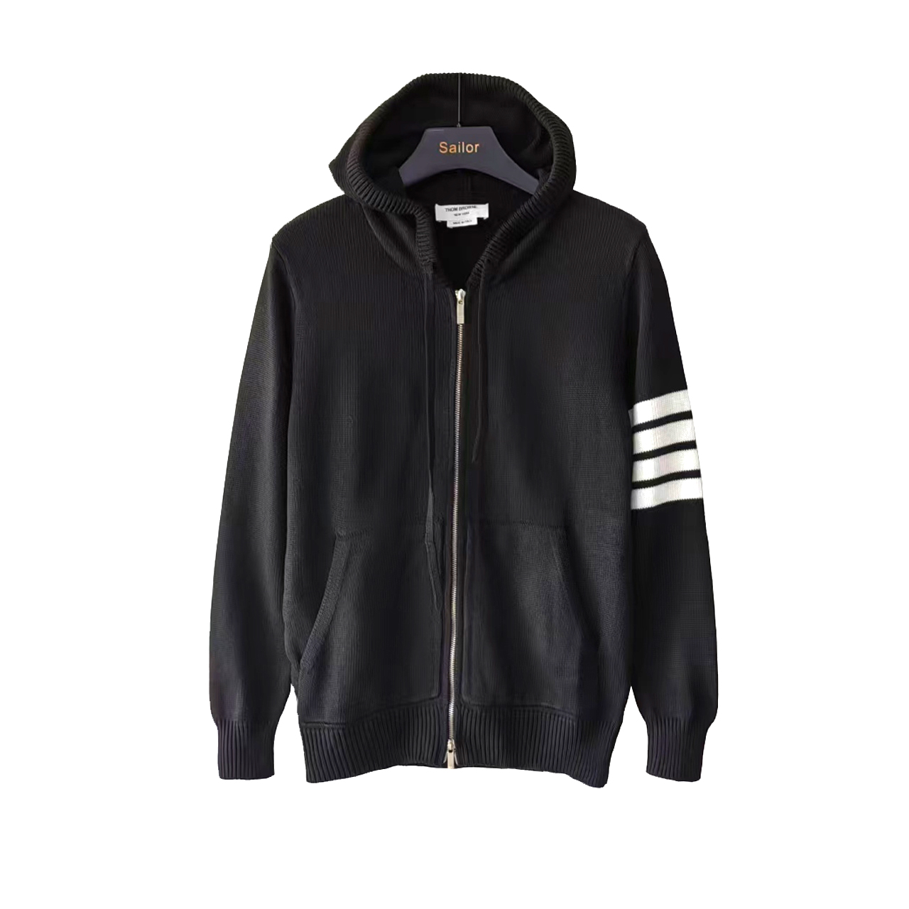 本地自取 P260 实拍细节图+尺码表
THOM BROWNE 汤姆布朗 .TB四条杠后背帆船图案拉链毛衣
(TB帆船图案拉链开衫四条杠羊毛混纺毛衣)
料子采用羊毛混纺
拉链采用TB字母拉链头对版
柔软舒适 生产采用日本进口自动针织机织造 针路紧密 袖子四条杠针织而成 扣子采用天然贝壳口 版型可修身可宽松 舒适透气 男女同款
三标齐 包装吊牌齐全 可加全套礼盒包装
颜色:藏青色/灰色/白色/卡其/黑色 TB18@
尺码:1/2/3/4