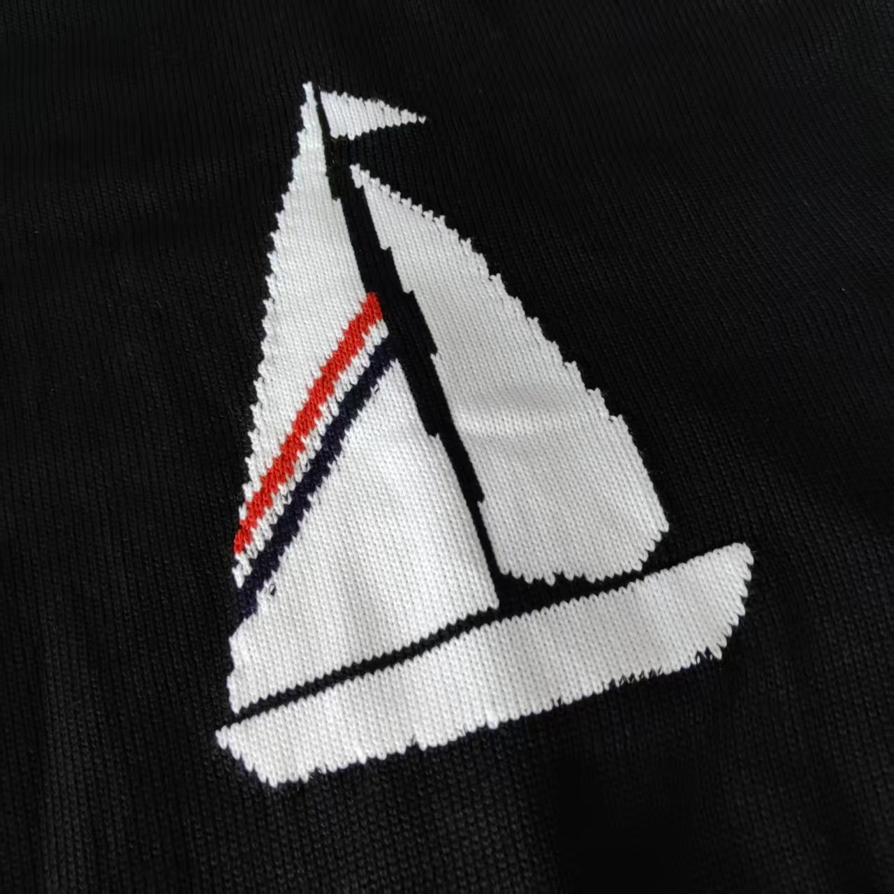 本地自取 P260 实拍细节图+尺码表
THOM BROWNE 汤姆布朗 .TB四条杠后背帆船图案拉链毛衣
(TB帆船图案拉链开衫四条杠羊毛混纺毛衣)
料子采用羊毛混纺
拉链采用TB字母拉链头对版
柔软舒适 生产采用日本进口自动针织机织造 针路紧密 袖子四条杠针织而成 扣子采用天然贝壳口 版型可修身可宽松 舒适透气 男女同款
三标齐 包装吊牌齐全 可加全套礼盒包装
颜色:藏青色/灰色/白色/卡其/黑色 TB18@
尺码:1/2/3/4