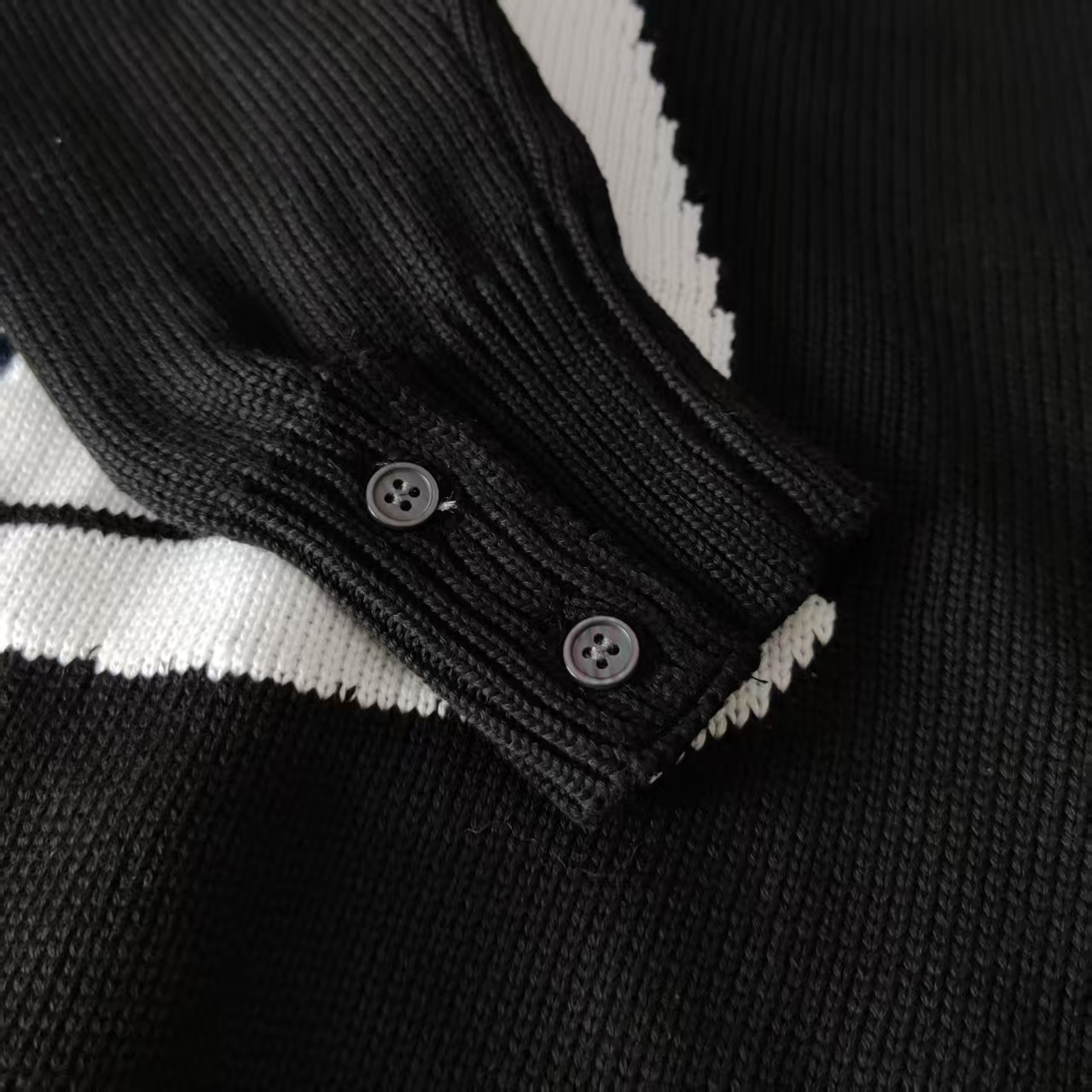 本地自取 P260 实拍细节图+尺码表
THOM BROWNE 汤姆布朗 .TB四条杠后背帆船图案拉链毛衣
(TB帆船图案拉链开衫四条杠羊毛混纺毛衣)
料子采用羊毛混纺
拉链采用TB字母拉链头对版
柔软舒适 生产采用日本进口自动针织机织造 针路紧密 袖子四条杠针织而成 扣子采用天然贝壳口 版型可修身可宽松 舒适透气 男女同款
三标齐 包装吊牌齐全 可加全套礼盒包装
颜色:藏青色/灰色/白色/卡其/黑色 TB18@
尺码:1/2/3/4