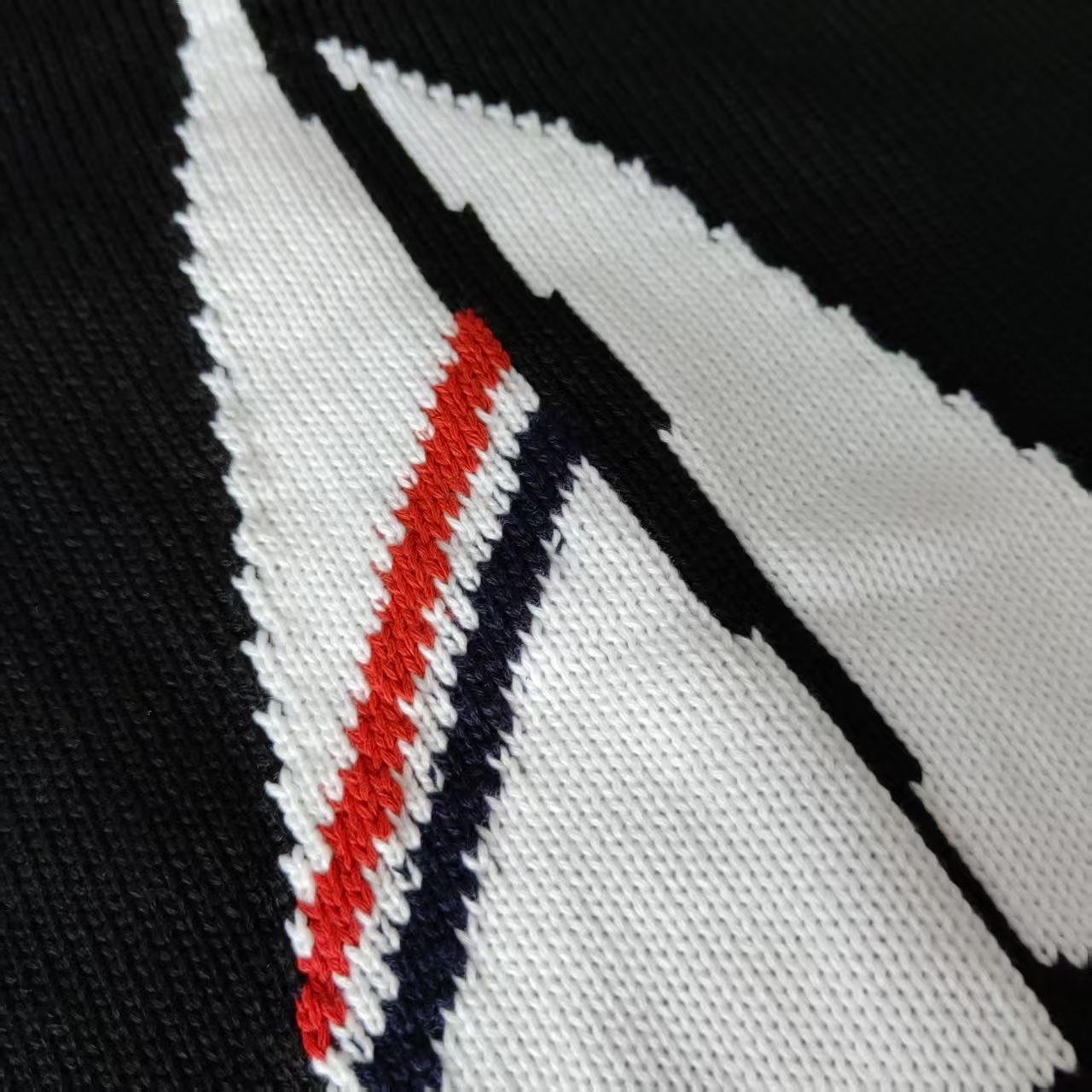 本地自取 P260 实拍细节图+尺码表
THOM BROWNE 汤姆布朗 .TB四条杠后背帆船图案拉链毛衣
(TB帆船图案拉链开衫四条杠羊毛混纺毛衣)
料子采用羊毛混纺
拉链采用TB字母拉链头对版
柔软舒适 生产采用日本进口自动针织机织造 针路紧密 袖子四条杠针织而成 扣子采用天然贝壳口 版型可修身可宽松 舒适透气 男女同款
三标齐 包装吊牌齐全 可加全套礼盒包装
颜色:藏青色/灰色/白色/卡其/黑色 TB18@
尺码:1/2/3/4