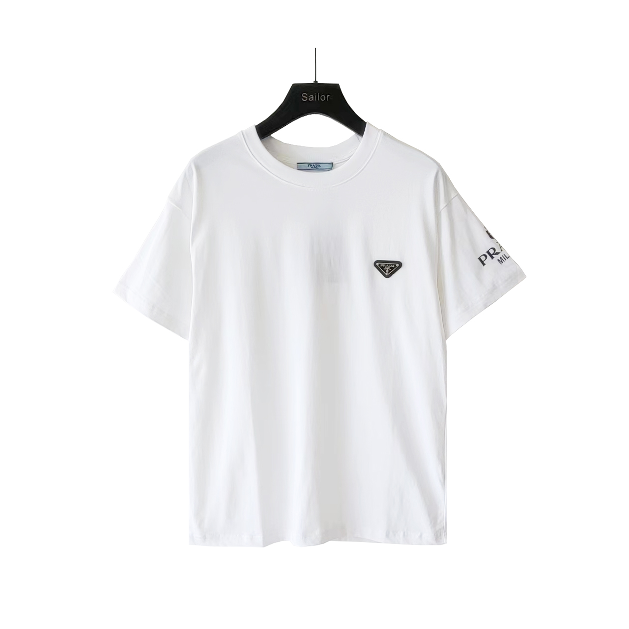 实拍细节图 +尺码表 PRADA 普拉达 24SS三角标手袖印花短袖T桖 升级,灵感源自八十年代复古 原版面料 官方同款 短袖T恤 定制 同缸染面料 手感非常舒服 春夏最新砖柜同步 时尚又个性 超级百搭好看的一款 男女都非常合适 人手必备款 吊牌 领标 水洗麦 三标齐全 颜色: 白色 黑色481@