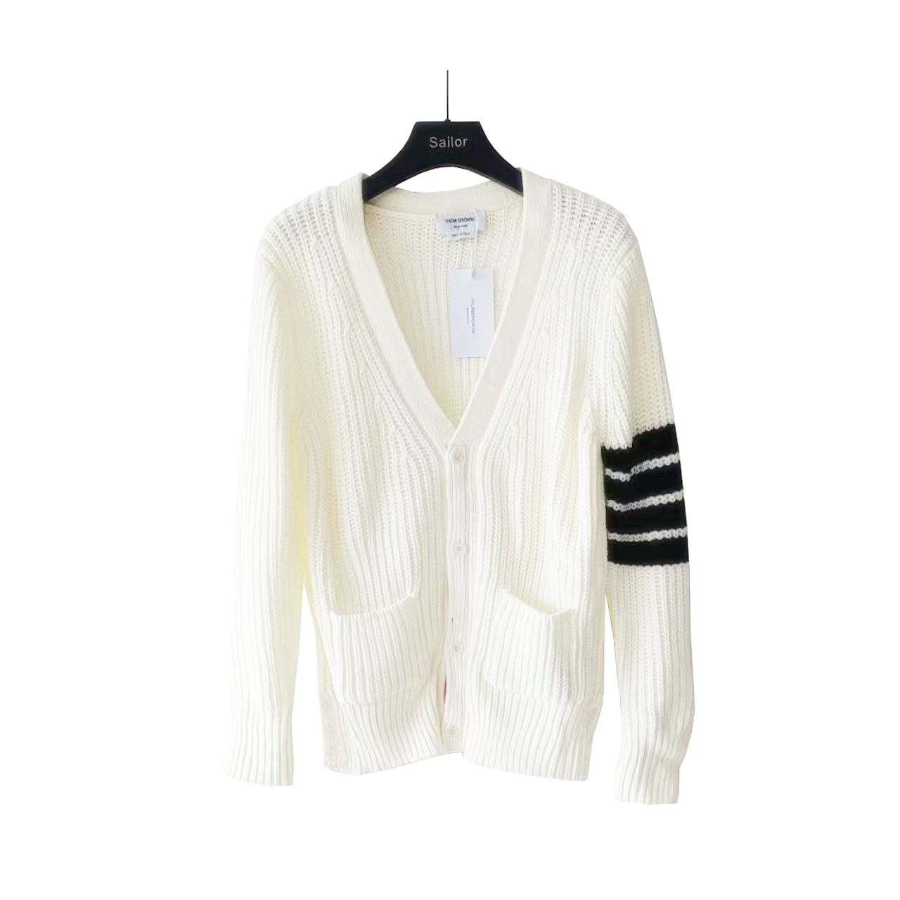 本地自取 P260 实拍细节图+细节图
THOM BROWNE 汤姆布朗 .四条纹针织四扣粗针羊绒条纹针织开衫毛衣
意大利产地小标 意大利产地洗水标
料子采用羊绒混纺 料子柔软舒适
生产采用日本进口自动针织机织造 针路紧密 袖子四条杠针织而成
扣子采用天然贝壳口 版型可修身可宽松
舒适透气 男女同款
三标齐 包装吊牌齐全 可加全套礼盒包装
颜色:白色/藏青/灰色/卡其色TB057@
尺码:1/2/3/4