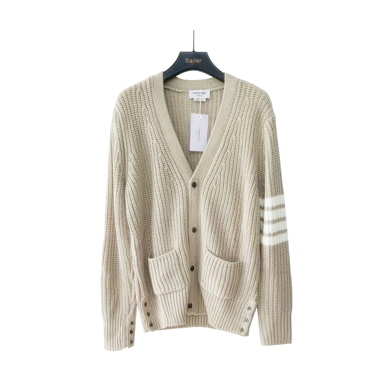 本地自取 P260 实拍细节图+细节图
THOM BROWNE 汤姆布朗 .四条纹针织四扣粗针羊绒条纹针织开衫毛衣
意大利产地小标 意大利产地洗水标
料子采用羊绒混纺 料子柔软舒适
生产采用日本进口自动针织机织造 针路紧密 袖子四条杠针织而成
扣子采用天然贝壳口 版型可修身可宽松
舒适透气 男女同款
三标齐 包装吊牌齐全 可加全套礼盒包装
颜色:白色/藏青/灰色/卡其色TB057@
尺码:1/2/3/4