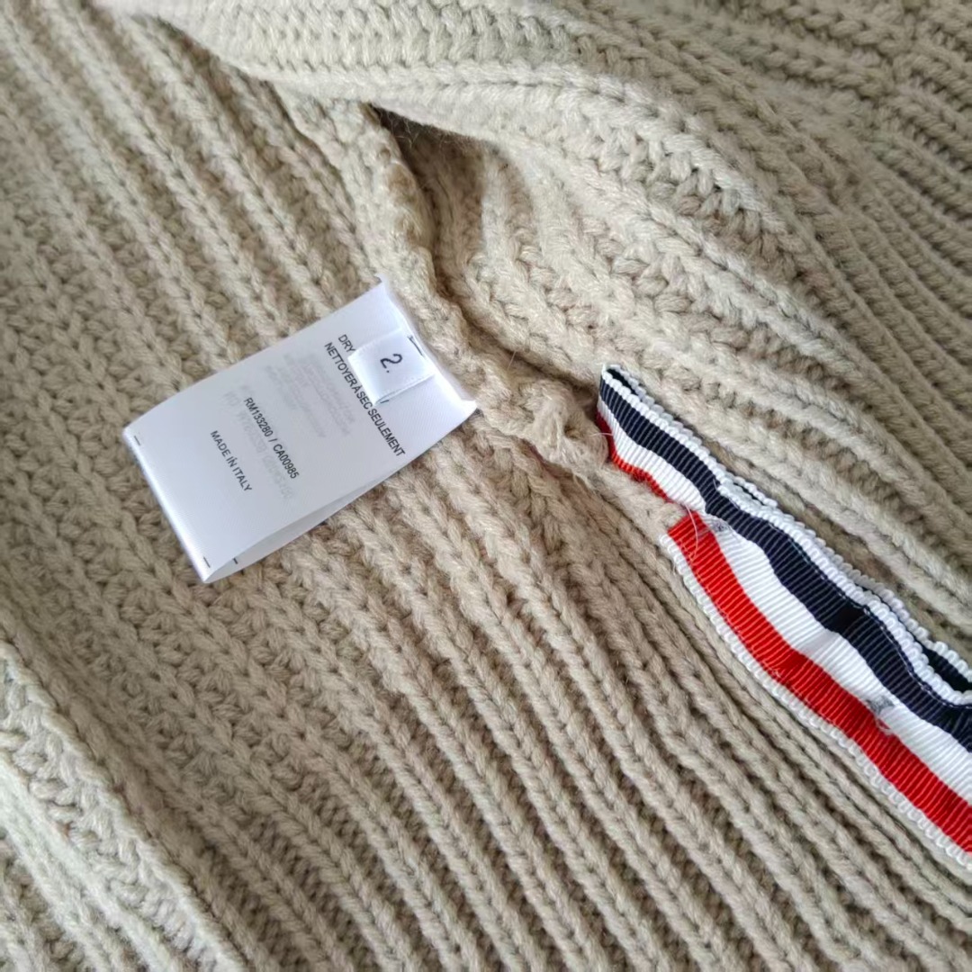 本地自取 P260 实拍细节图+细节图
THOM BROWNE 汤姆布朗 .四条纹针织四扣粗针羊绒条纹针织开衫毛衣
意大利产地小标 意大利产地洗水标
料子采用羊绒混纺 料子柔软舒适
生产采用日本进口自动针织机织造 针路紧密 袖子四条杠针织而成
扣子采用天然贝壳口 版型可修身可宽松
舒适透气 男女同款
三标齐 包装吊牌齐全 可加全套礼盒包装
颜色:白色/藏青/灰色/卡其色TB057@
尺码:1/2/3/4