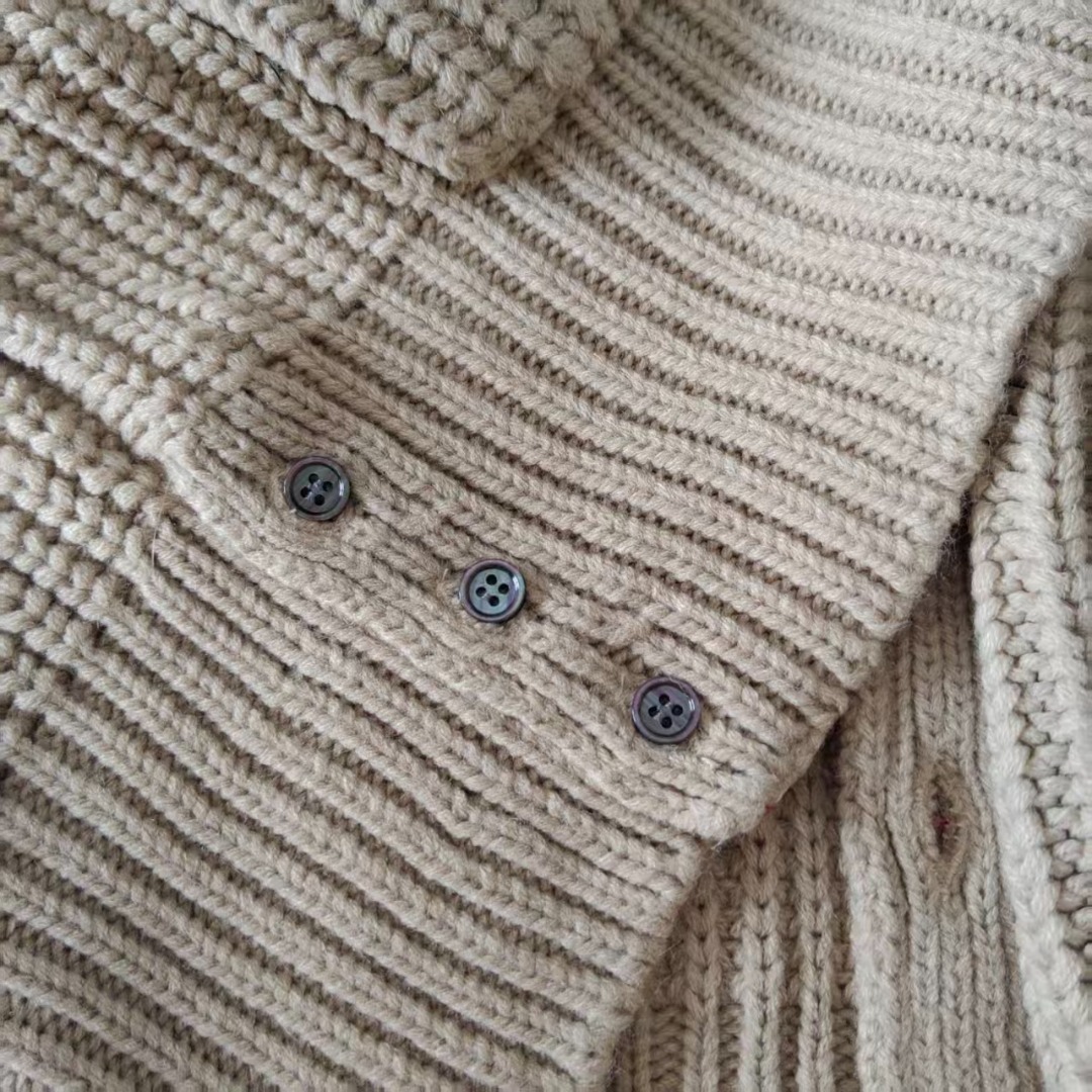 本地自取 P260 实拍细节图+细节图
THOM BROWNE 汤姆布朗 .四条纹针织四扣粗针羊绒条纹针织开衫毛衣
意大利产地小标 意大利产地洗水标
料子采用羊绒混纺 料子柔软舒适
生产采用日本进口自动针织机织造 针路紧密 袖子四条杠针织而成
扣子采用天然贝壳口 版型可修身可宽松
舒适透气 男女同款
三标齐 包装吊牌齐全 可加全套礼盒包装
颜色:白色/藏青/灰色/卡其色TB057@
尺码:1/2/3/4