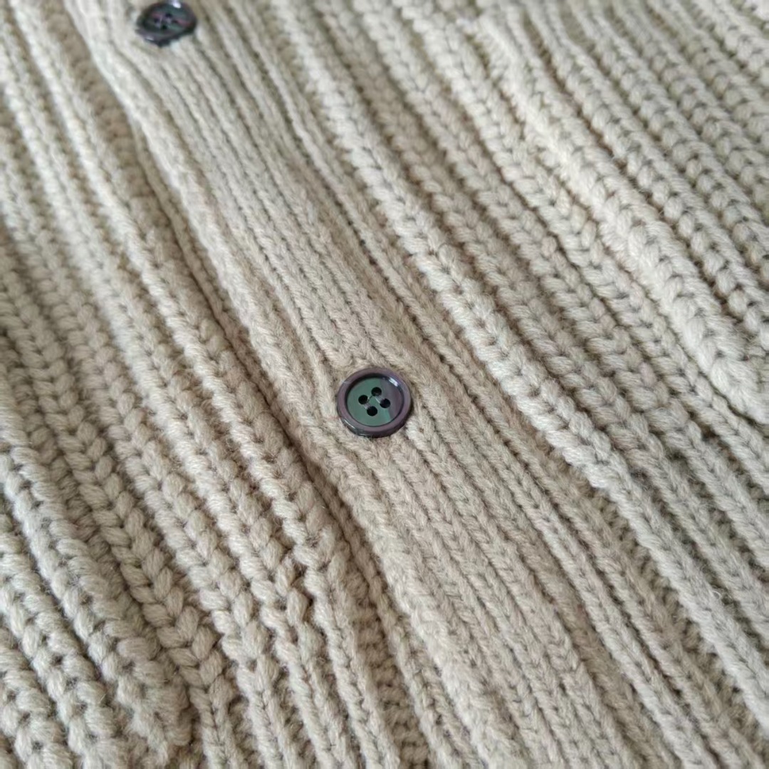 本地自取 P260 实拍细节图+细节图
THOM BROWNE 汤姆布朗 .四条纹针织四扣粗针羊绒条纹针织开衫毛衣
意大利产地小标 意大利产地洗水标
料子采用羊绒混纺 料子柔软舒适
生产采用日本进口自动针织机织造 针路紧密 袖子四条杠针织而成
扣子采用天然贝壳口 版型可修身可宽松
舒适透气 男女同款
三标齐 包装吊牌齐全 可加全套礼盒包装
颜色:白色/藏青/灰色/卡其色TB057@
尺码:1/2/3/4