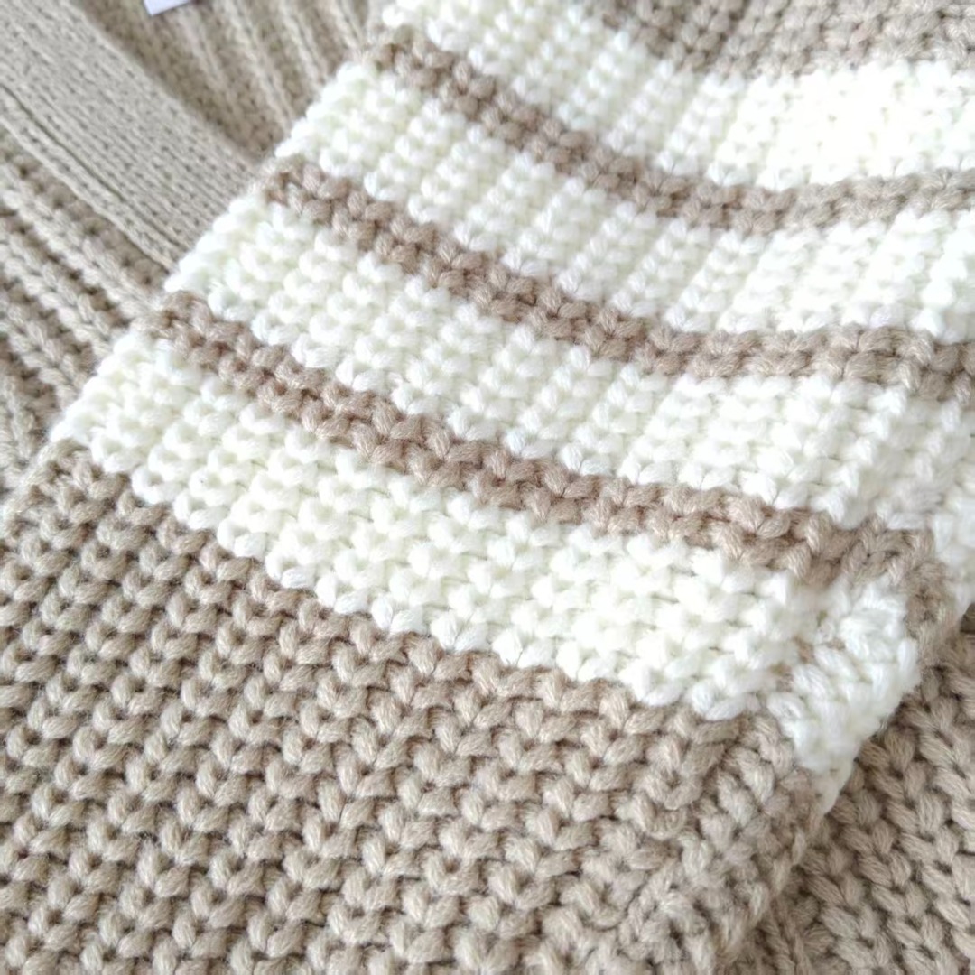 本地自取 P260 实拍细节图+细节图
THOM BROWNE 汤姆布朗 .四条纹针织四扣粗针羊绒条纹针织开衫毛衣
意大利产地小标 意大利产地洗水标
料子采用羊绒混纺 料子柔软舒适
生产采用日本进口自动针织机织造 针路紧密 袖子四条杠针织而成
扣子采用天然贝壳口 版型可修身可宽松
舒适透气 男女同款
三标齐 包装吊牌齐全 可加全套礼盒包装
颜色:白色/藏青/灰色/卡其色TB057@
尺码:1/2/3/4