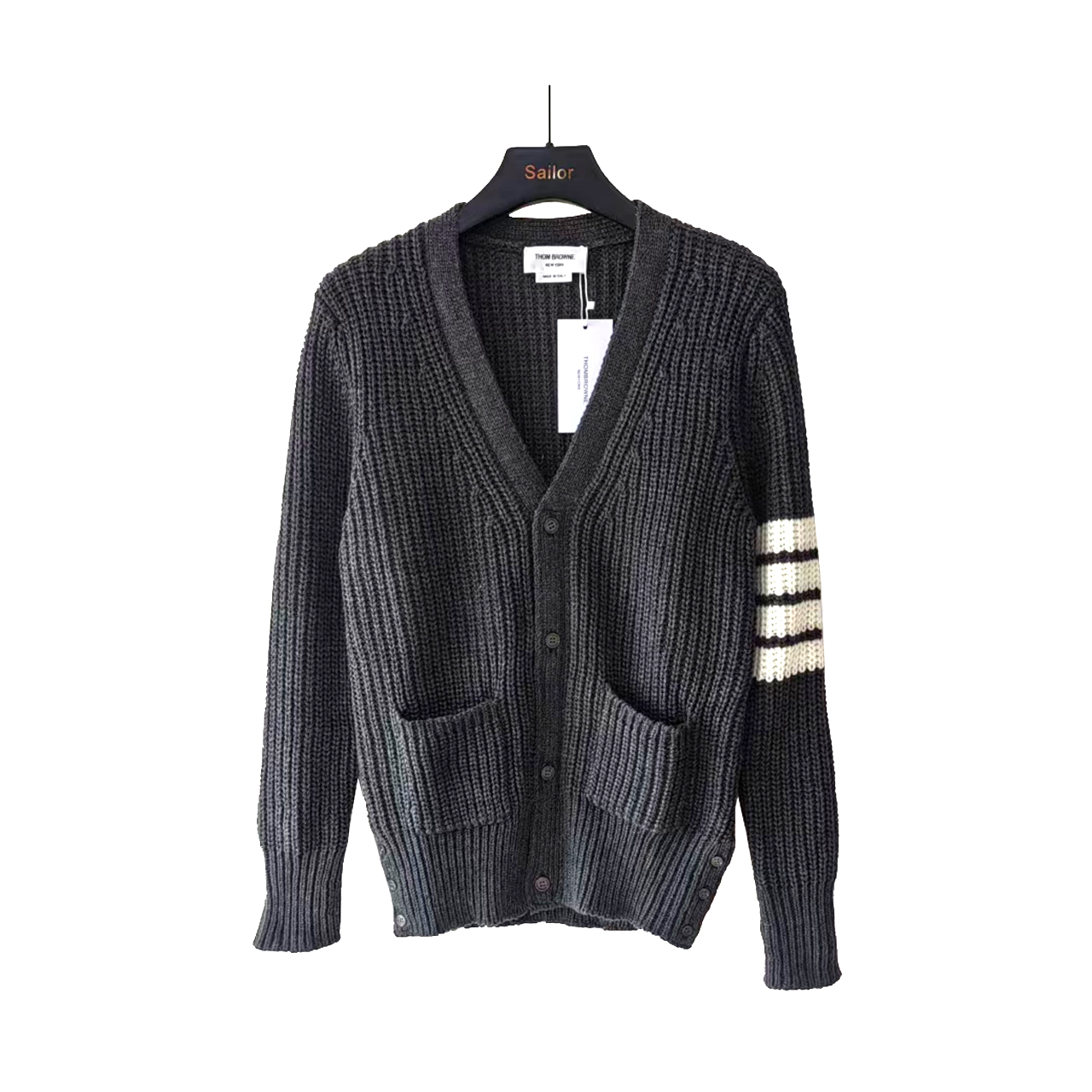 本地自取 P260 实拍细节图+细节图
THOM BROWNE 汤姆布朗 .四条纹针织四扣粗针羊绒条纹针织开衫毛衣
意大利产地小标 意大利产地洗水标
料子采用羊绒混纺 料子柔软舒适
生产采用日本进口自动针织机织造 针路紧密 袖子四条杠针织而成
扣子采用天然贝壳口 版型可修身可宽松
舒适透气 男女同款
三标齐 包装吊牌齐全 可加全套礼盒包装
颜色:白色/藏青/灰色/卡其色TB057@
尺码:1/2/3/4