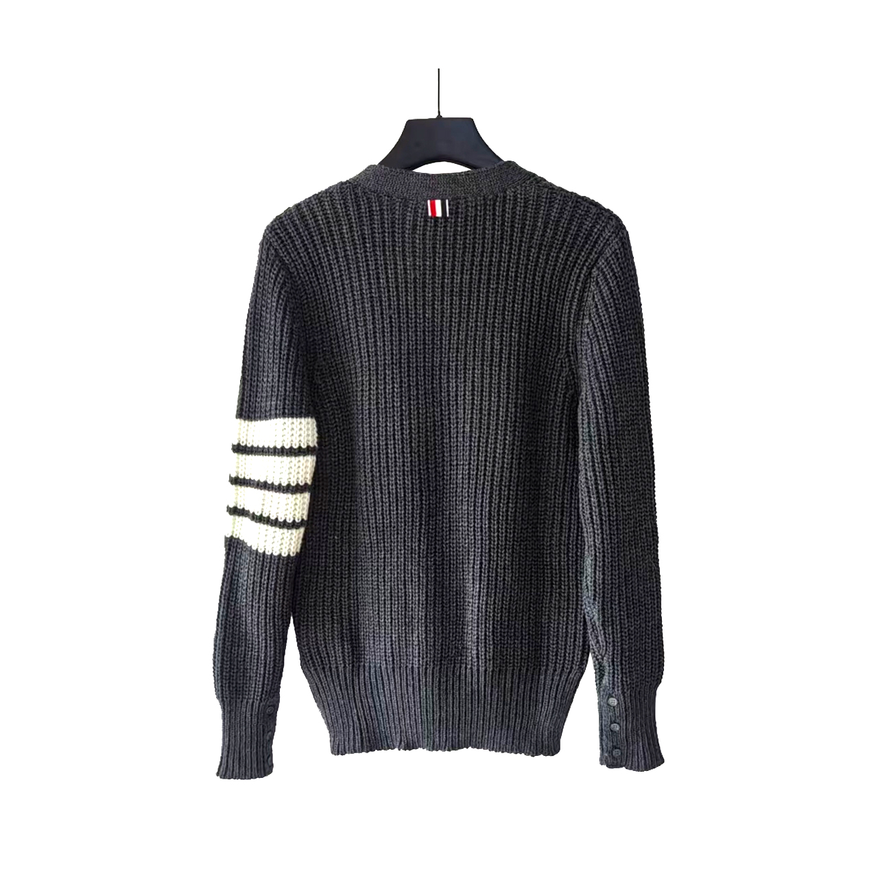 本地自取 P260 实拍细节图+细节图
THOM BROWNE 汤姆布朗 .四条纹针织四扣粗针羊绒条纹针织开衫毛衣
意大利产地小标 意大利产地洗水标
料子采用羊绒混纺 料子柔软舒适
生产采用日本进口自动针织机织造 针路紧密 袖子四条杠针织而成
扣子采用天然贝壳口 版型可修身可宽松
舒适透气 男女同款
三标齐 包装吊牌齐全 可加全套礼盒包装
颜色:白色/藏青/灰色/卡其色TB057@
尺码:1/2/3/4