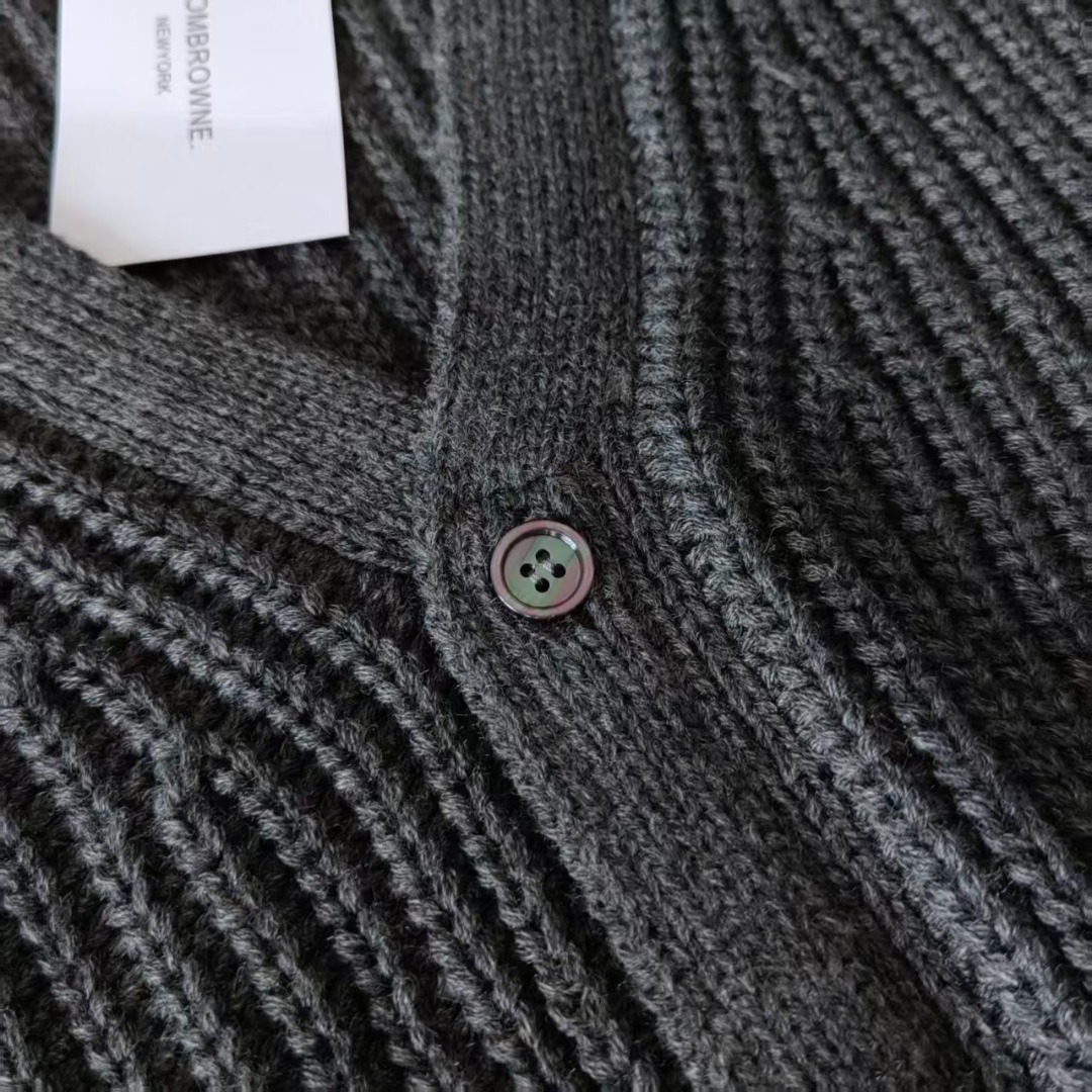 本地自取 P260 实拍细节图+细节图
THOM BROWNE 汤姆布朗 .四条纹针织四扣粗针羊绒条纹针织开衫毛衣
意大利产地小标 意大利产地洗水标
料子采用羊绒混纺 料子柔软舒适
生产采用日本进口自动针织机织造 针路紧密 袖子四条杠针织而成
扣子采用天然贝壳口 版型可修身可宽松
舒适透气 男女同款
三标齐 包装吊牌齐全 可加全套礼盒包装
颜色:白色/藏青/灰色/卡其色TB057@
尺码:1/2/3/4