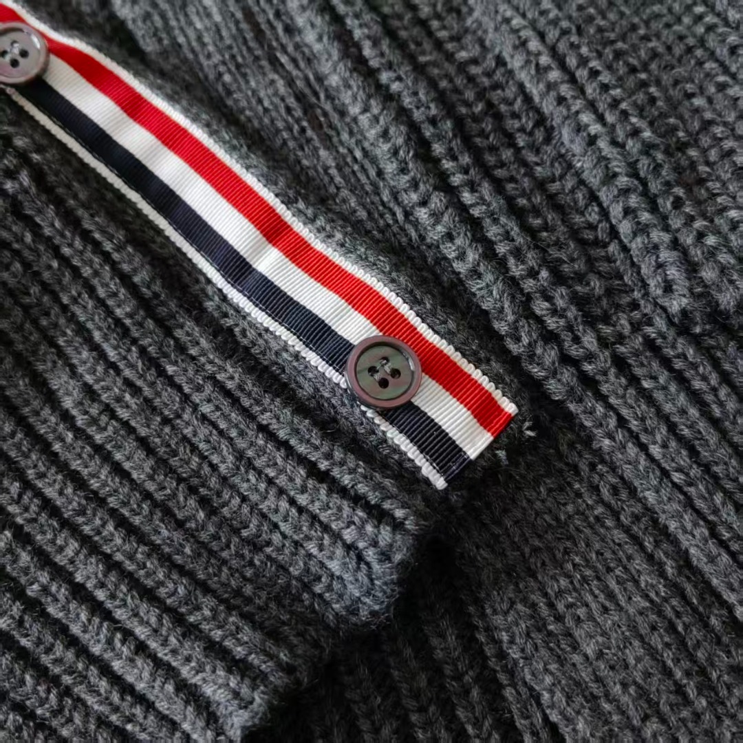 本地自取 P260 实拍细节图+细节图
THOM BROWNE 汤姆布朗 .四条纹针织四扣粗针羊绒条纹针织开衫毛衣
意大利产地小标 意大利产地洗水标
料子采用羊绒混纺 料子柔软舒适
生产采用日本进口自动针织机织造 针路紧密 袖子四条杠针织而成
扣子采用天然贝壳口 版型可修身可宽松
舒适透气 男女同款
三标齐 包装吊牌齐全 可加全套礼盒包装
颜色:白色/藏青/灰色/卡其色TB057@
尺码:1/2/3/4